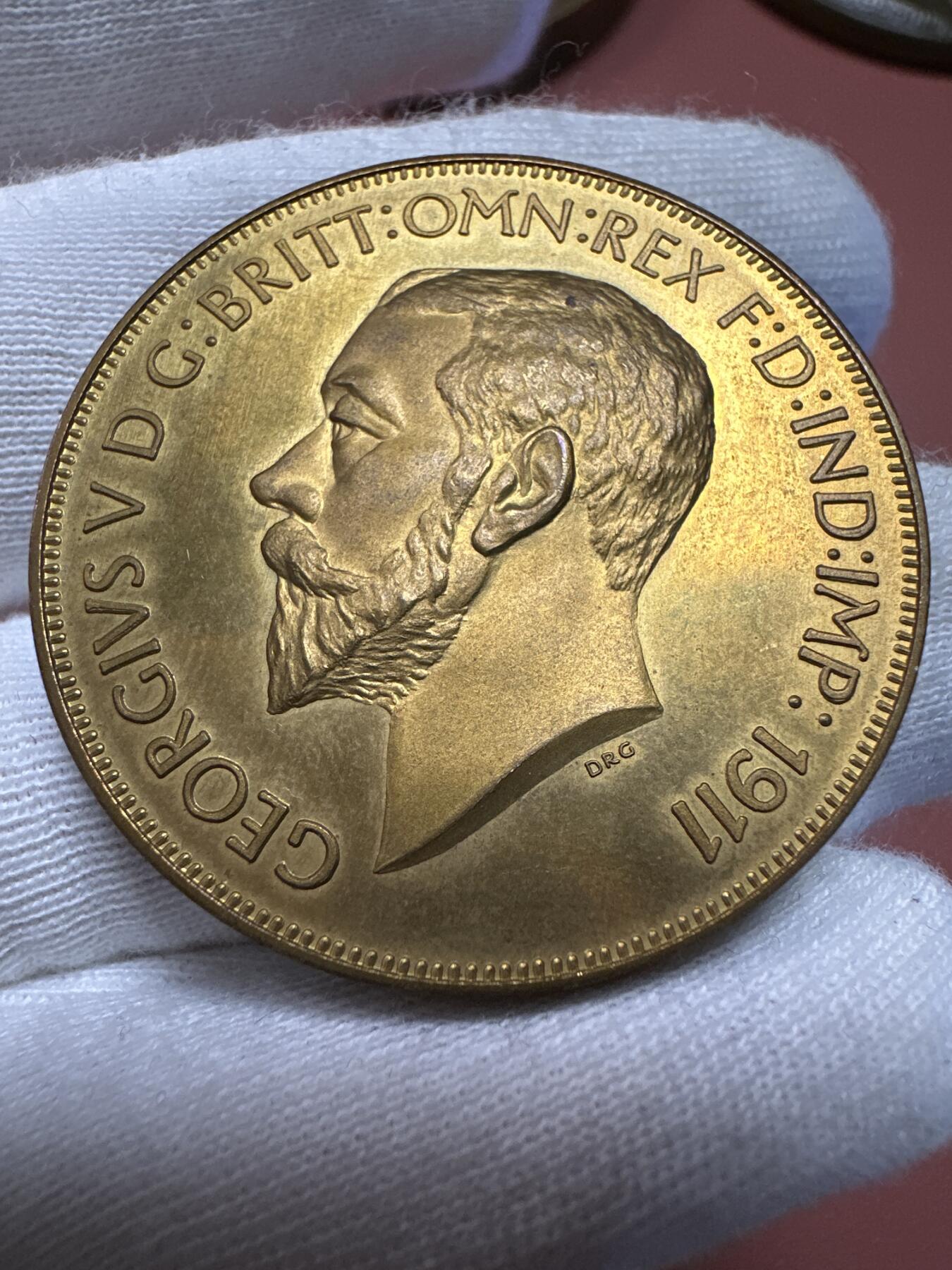 12.4铜章专场 1911年乔治五世加冕纪念铜章 背三花神 稀少样币