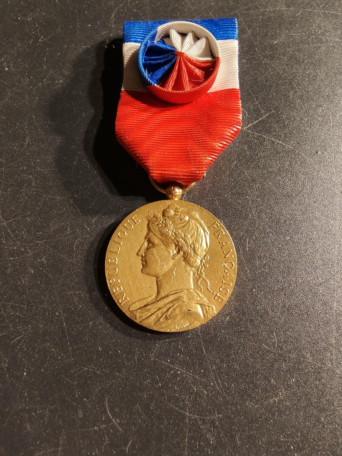 老王徽章第166期 法国金级劳工奖章    950银镀金    13.6g