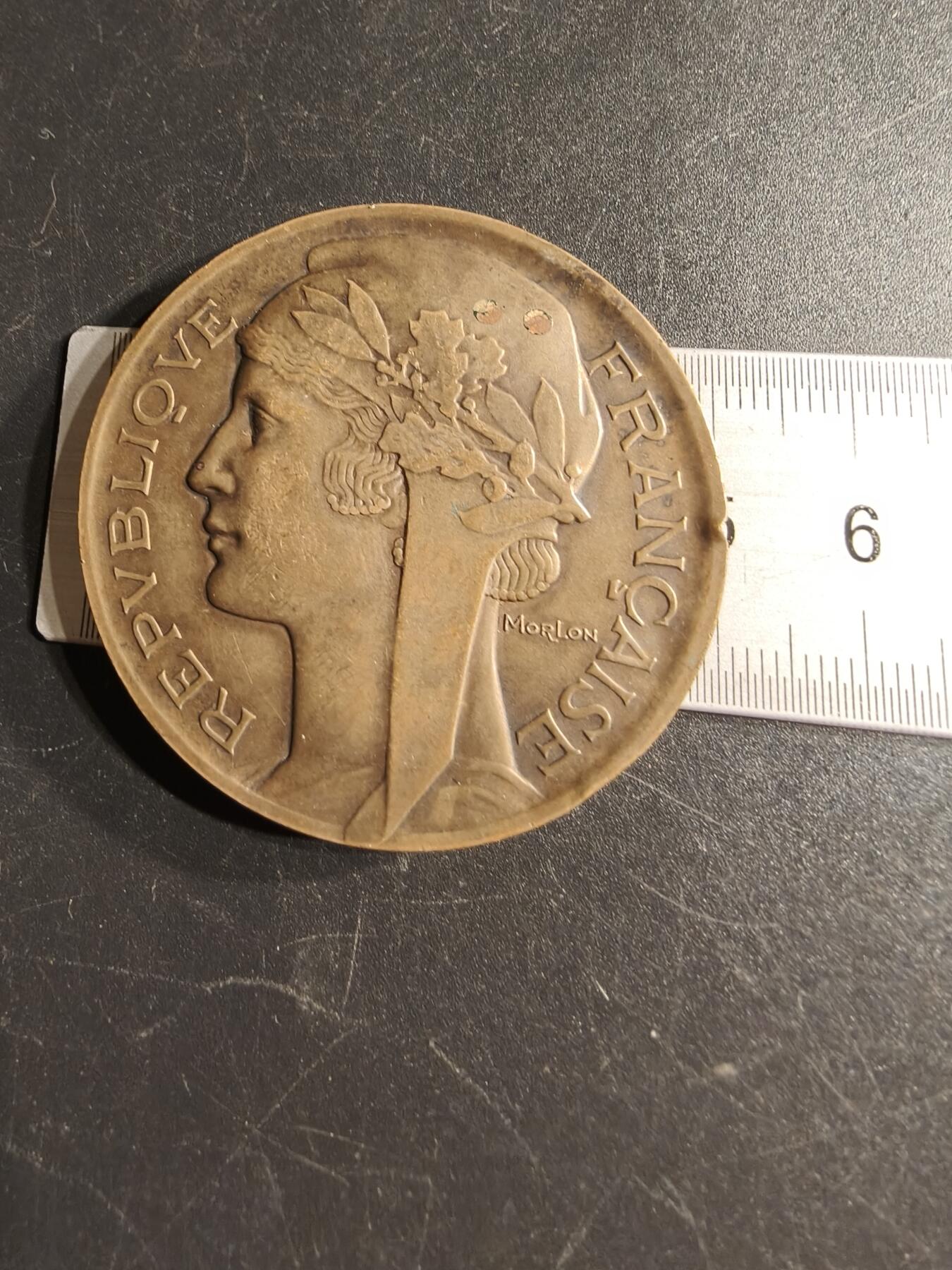 老王徽章第166期 法国体育教育协会大铜章    直径50mm.   重量63.2g