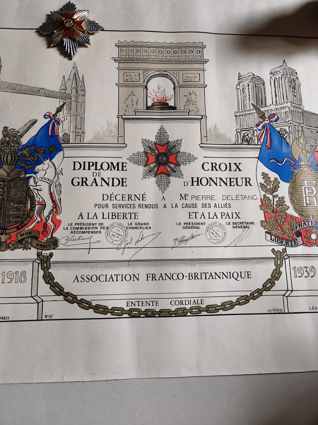 老王徽章第166期 大十字级英法友好协会勋章       带证书以及协会终身成员证      获得者为皮埃尔•德莱唐先生