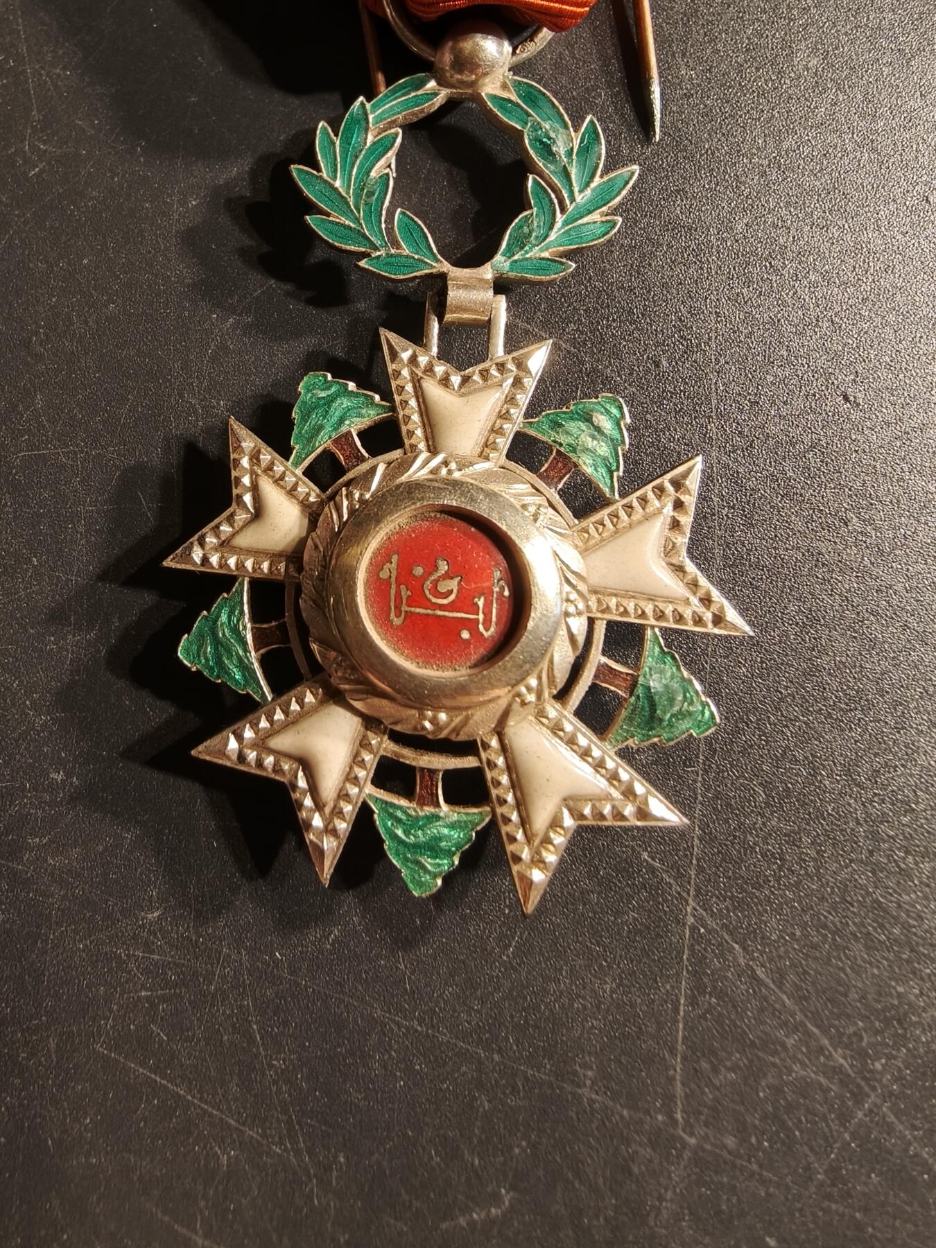 老王徽章第166期 黎巴嫩骑士级雪松勋章     原盒带证书（左下角有点小折损）和一点获得者的剪报    颁发于1965年     获得者为法国人皮埃尔•德莱唐先生      最后一张为简要履历翻译 