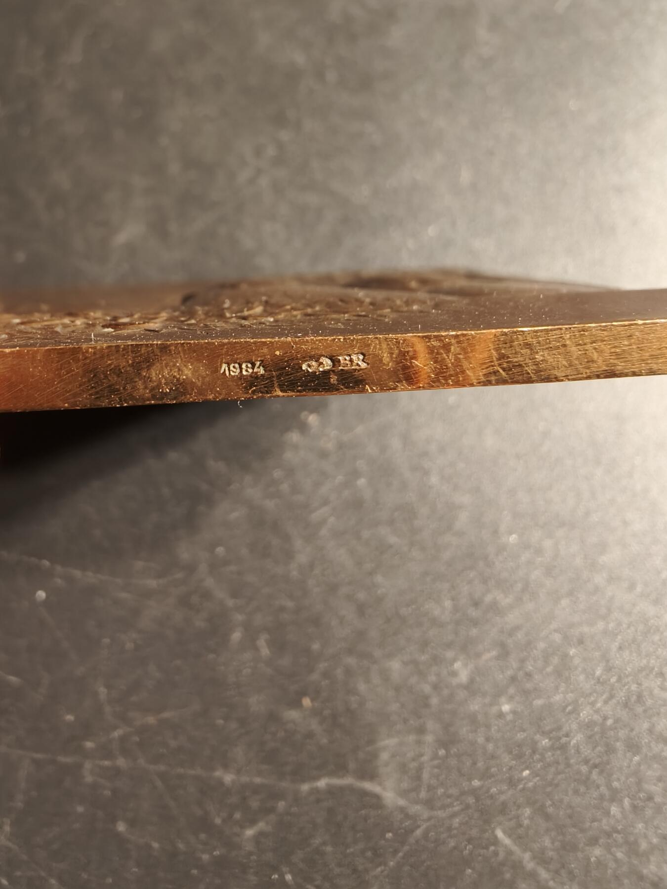 老王徽章第166期 法国金婚方形大铜章     尺寸55×40mm.   重量62g