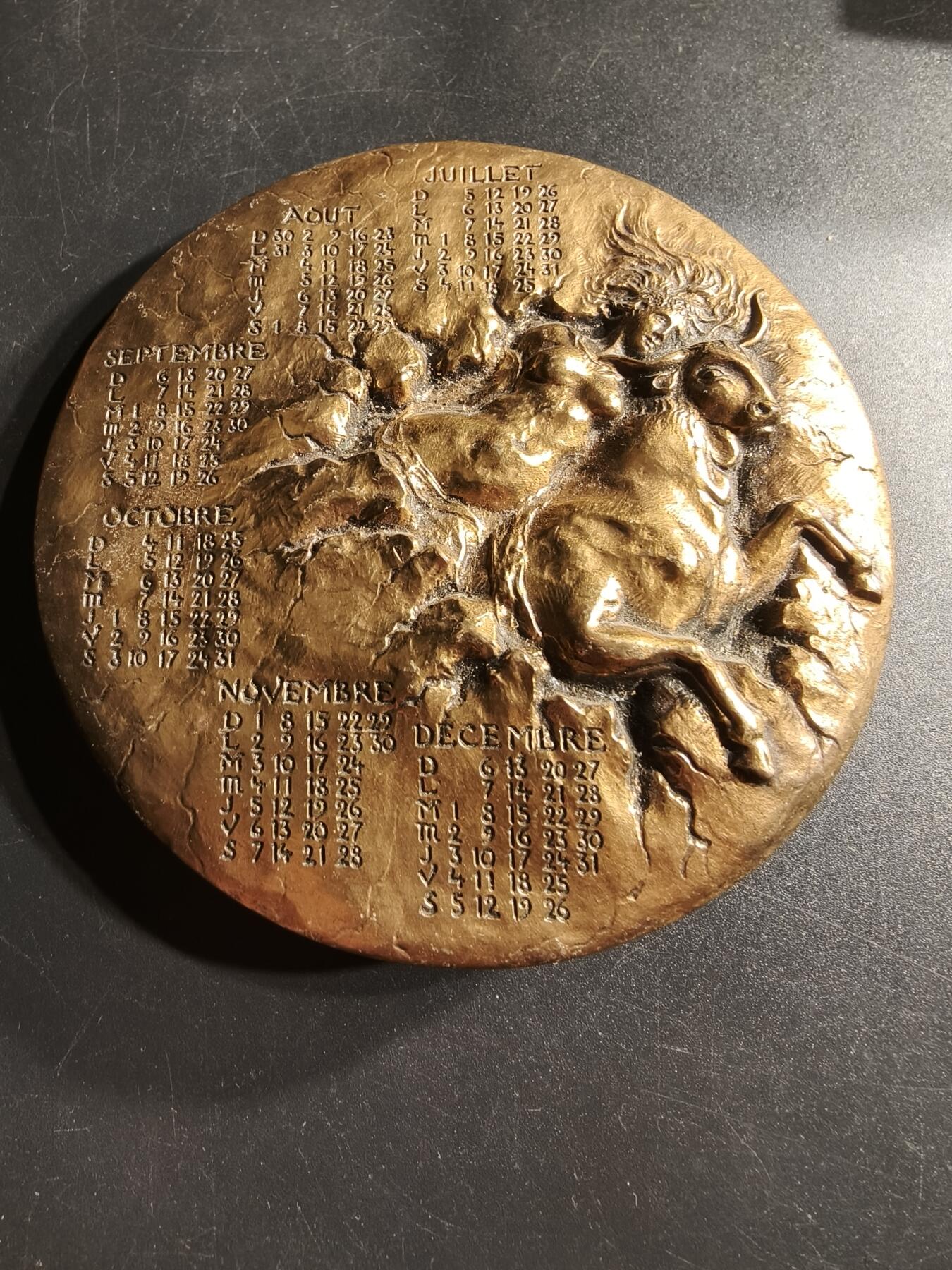 老王徽章第166期 法国1992年日历镀金大铜章     高浮雕    直径94mm.   重量634.4g