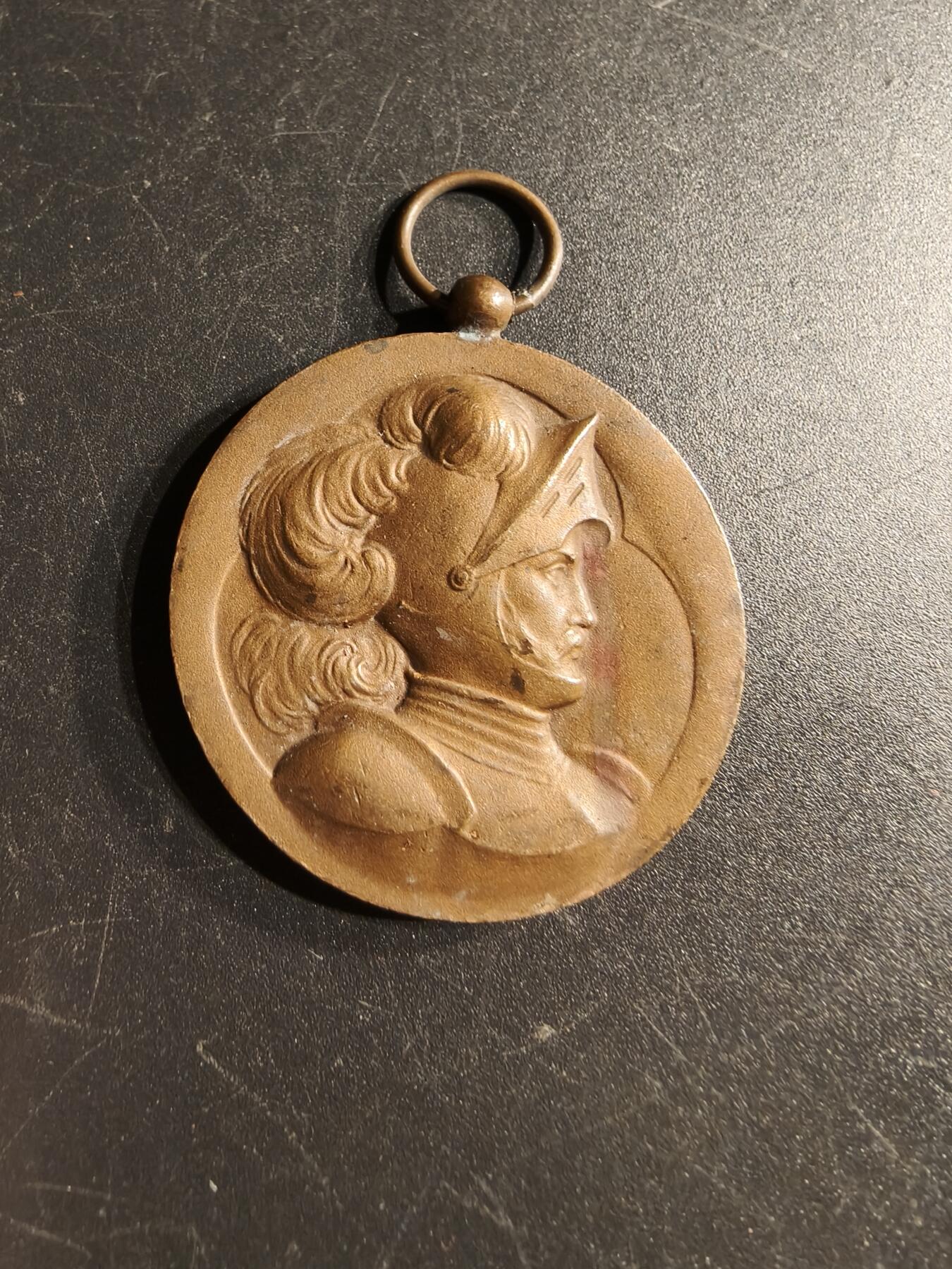 老王徽章第166期 法国洛林射击联盟铜奖章     戎装战士形象    原盒     直径35mm.    重量20g