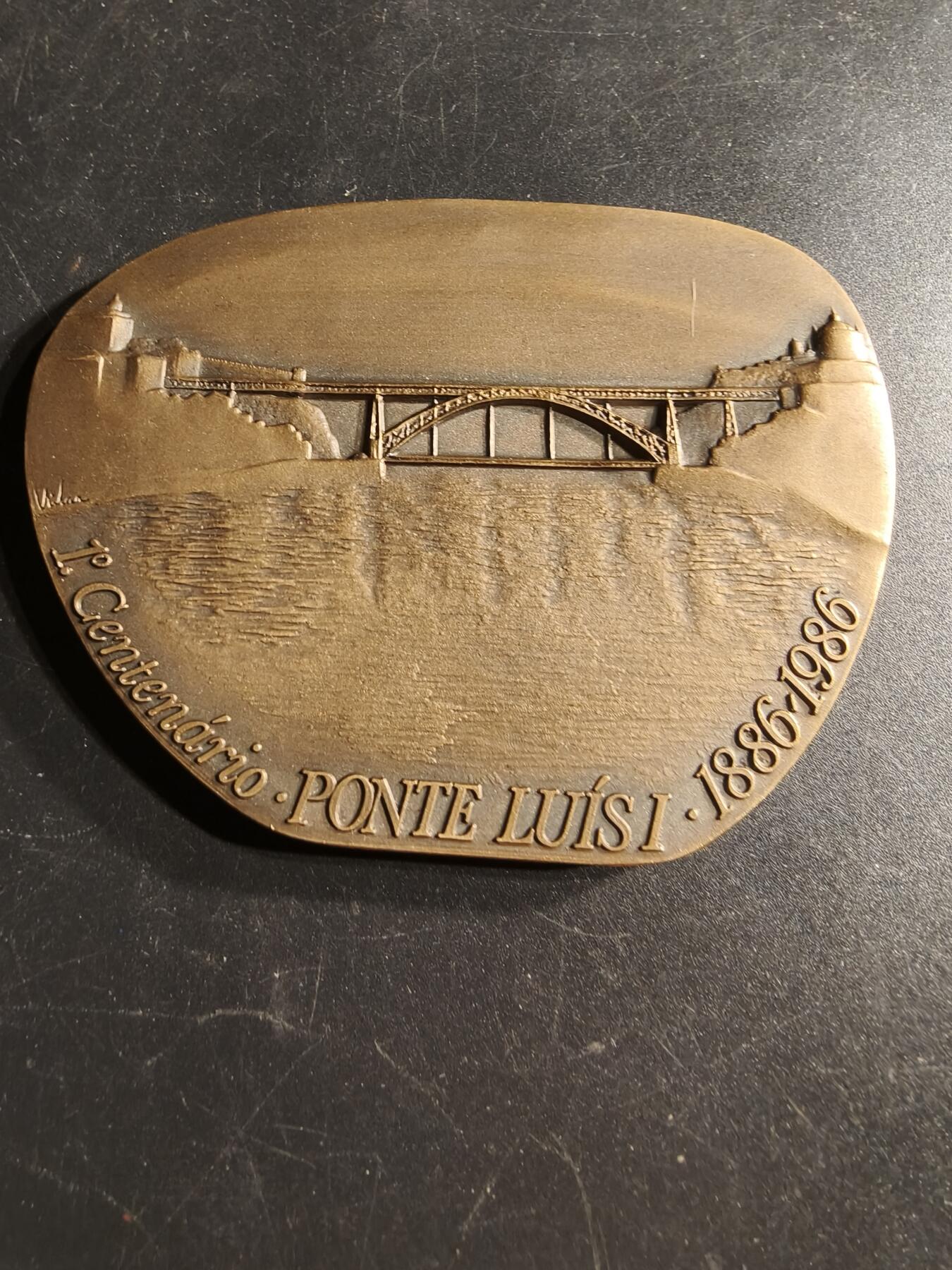 老王徽章第166期 葡萄牙波尔图杜罗河路易一世大桥建成百年异形大铜章    共1500枚，该枚编号1435      原盒     尺寸90×67mm.    重量211.9g