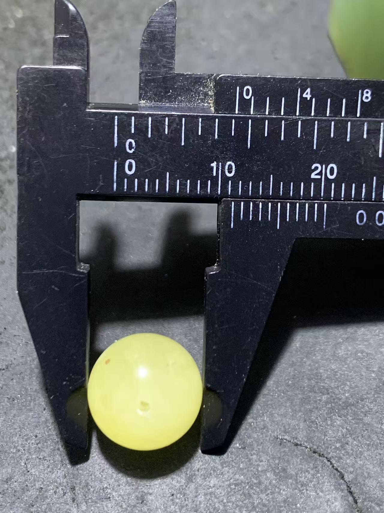 天然俄料原矿蜜蜡通货圆珠一颗，。