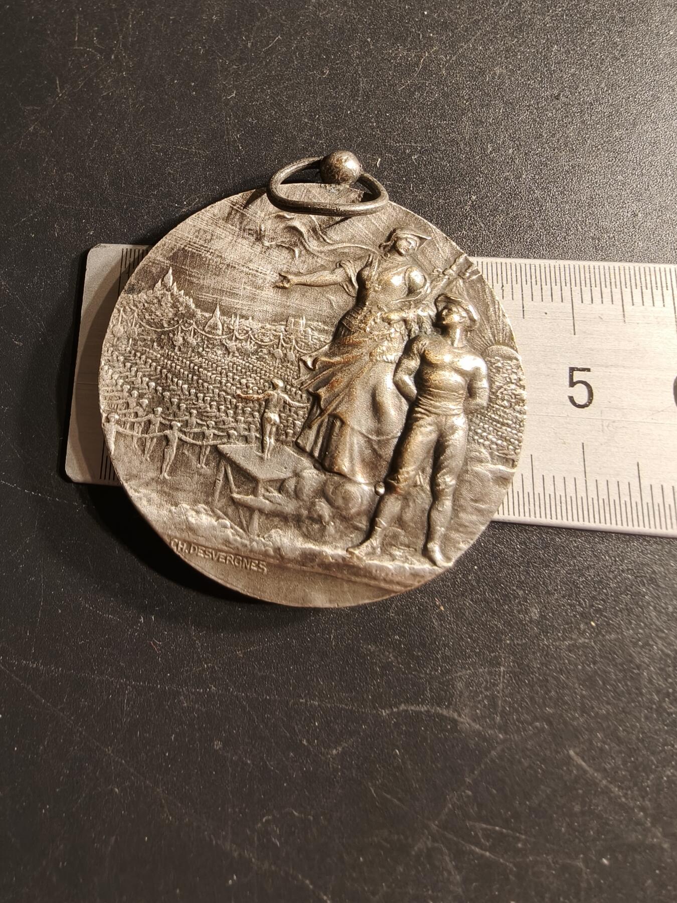 老王徽章第166期 法国体育协会镀银铜奖章     直径44mm.   重量43g