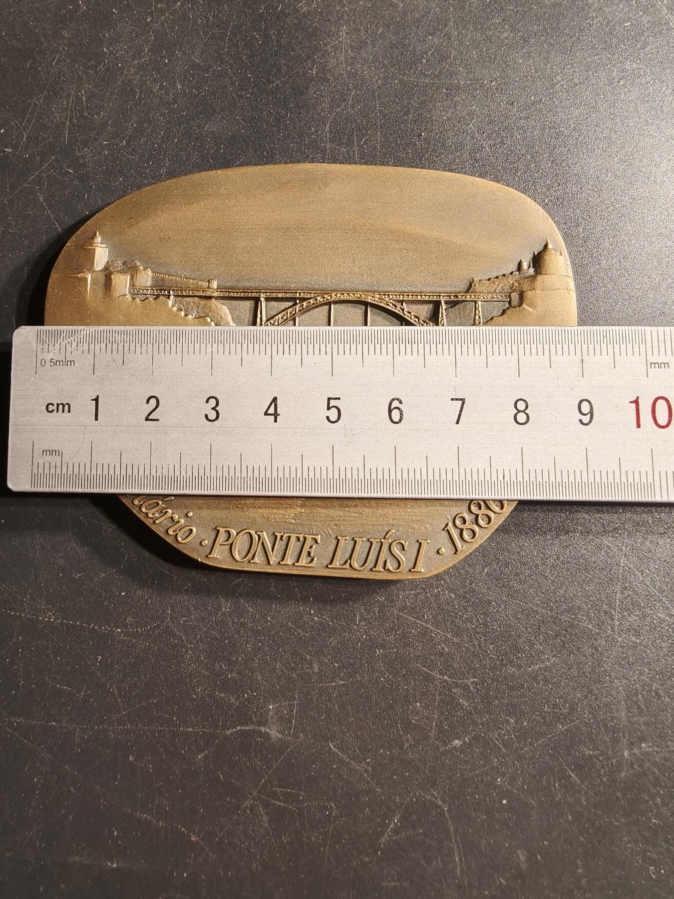 老王徽章第166期 葡萄牙波尔图杜罗河路易一世大桥建成百年异形大铜章    共1500枚，该枚编号1435      原盒     尺寸90×67mm.    重量211.9g