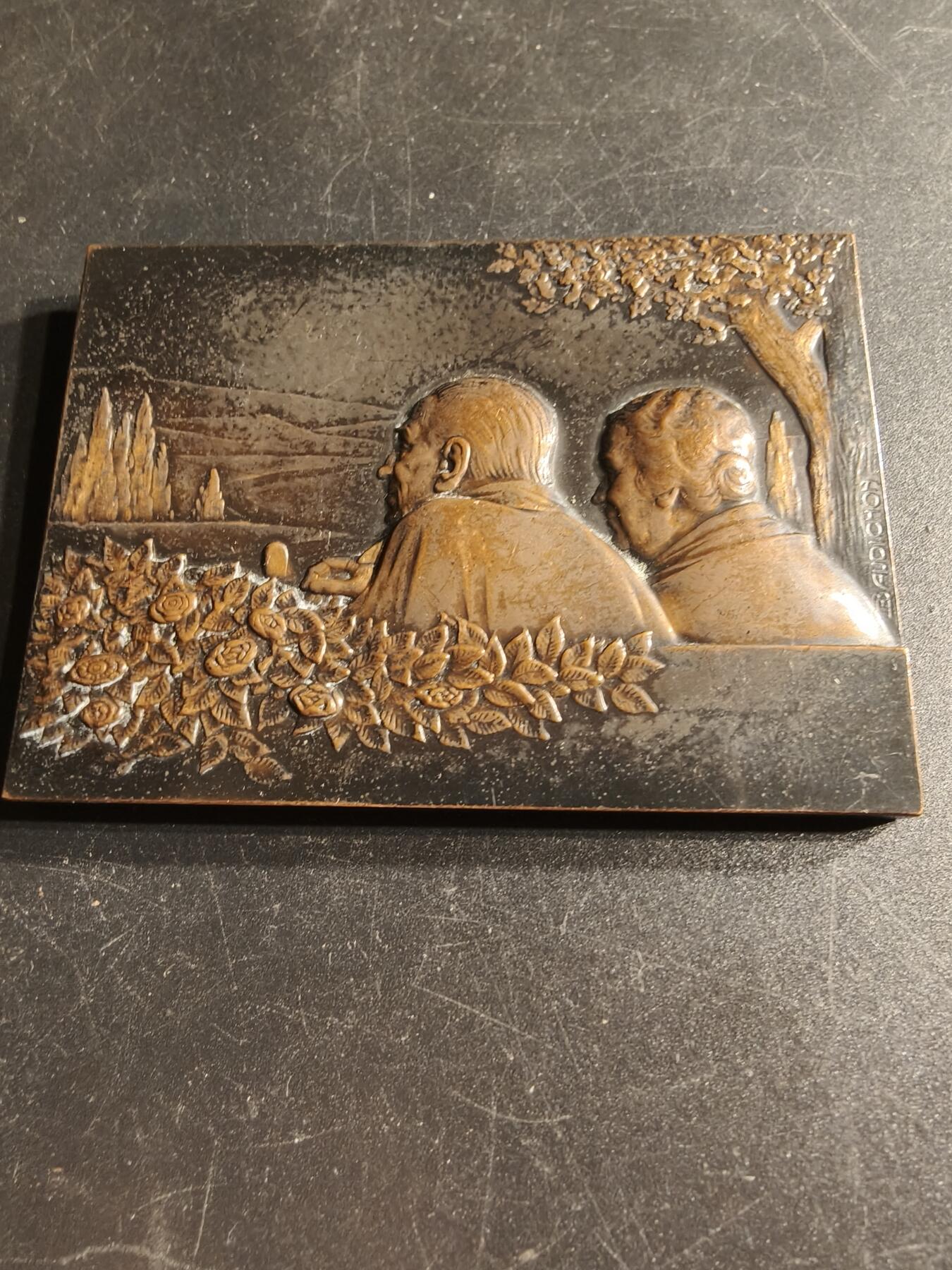 老王徽章第166期 法国金婚方形大铜章     尺寸78×58mm.    重量203.3g