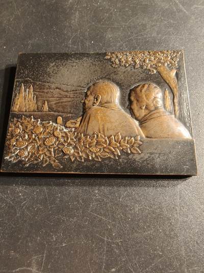 老王徽章第166期 - 法国金婚方形大铜章     尺寸78×58mm.    重量203.3g