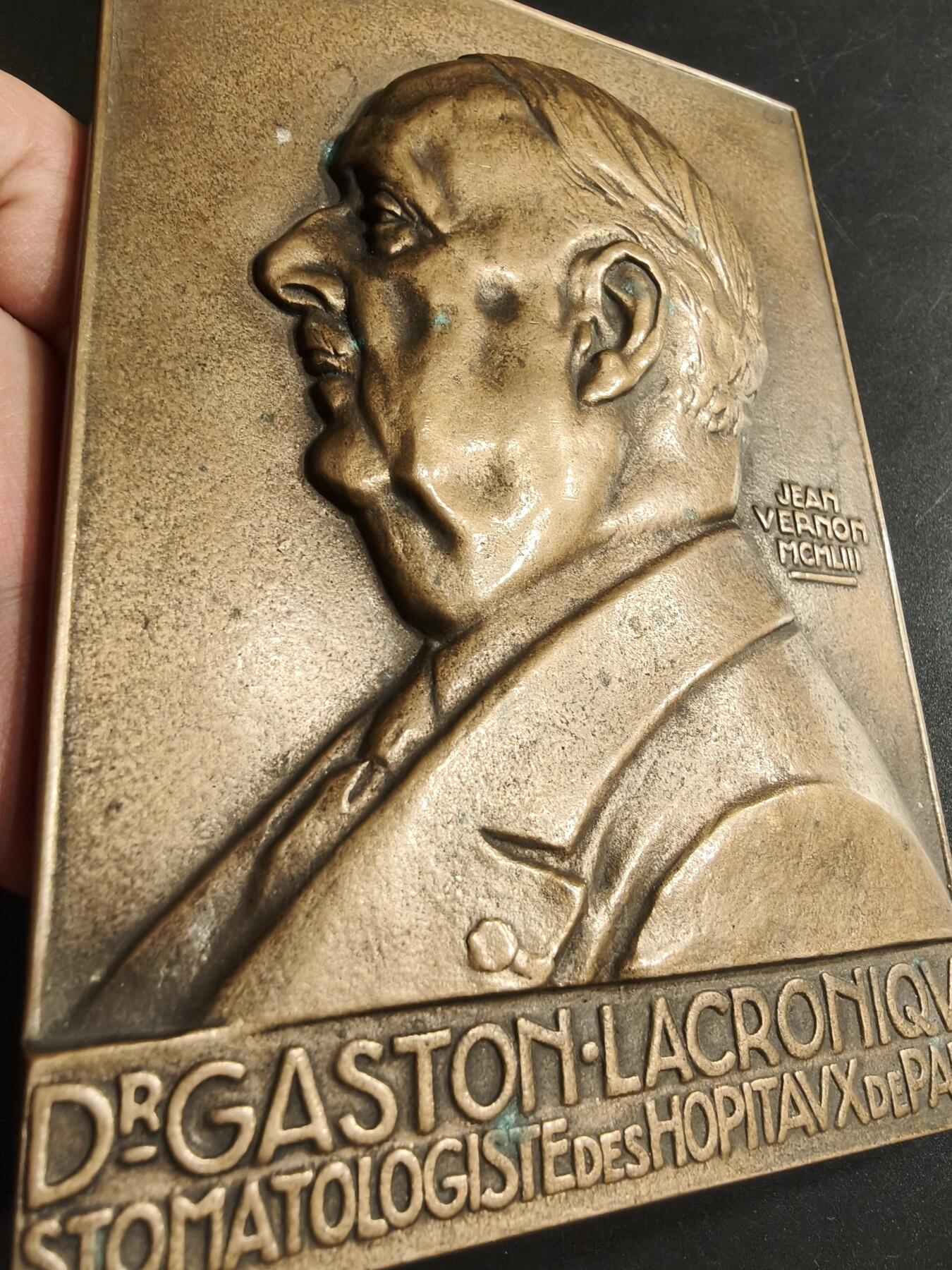 老王徽章第166期 法国口腔医学家加斯顿·拉克罗尼克方形大铜章    少见超大尺寸15×10cm.   重量1020g.    大师维农作品