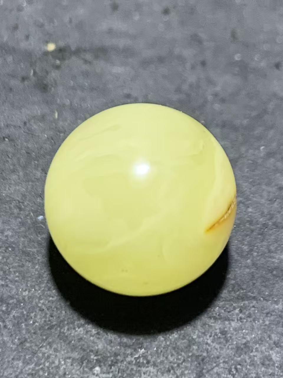 天然俄料原矿蜜蜡通货圆珠一颗，。