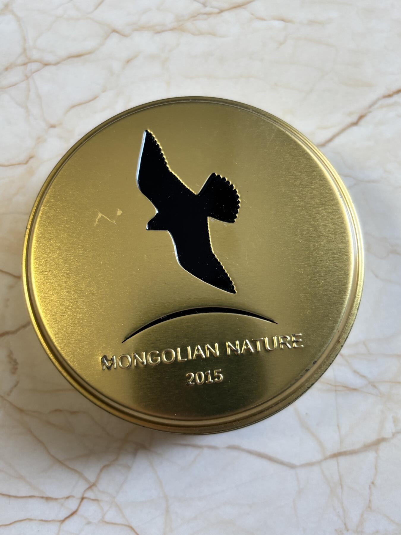 第183期拍卖 蒙古2015年大自然系列3翱翔猎隼镂空镀金纪念银币，1/2盎司，925银，发行2500枚，有氧化