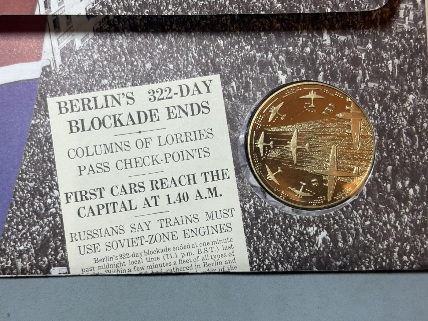 盛世勋华——号角文化勋章邮票专场拍卖第291期 英国1999年柏林危机（柏林空运成功50周年）纪念首日邮币封，包括纪念章+主题邮票+历史资料的组合类藏品，兼具历史纪念与收藏属性，纪念1948-1949年柏林空运50周年——这是二战后美苏冷战初期，西方阵营向被封锁的西柏林空运物资的行动，是冷战早期的标志性事件。限量发行，编号29500