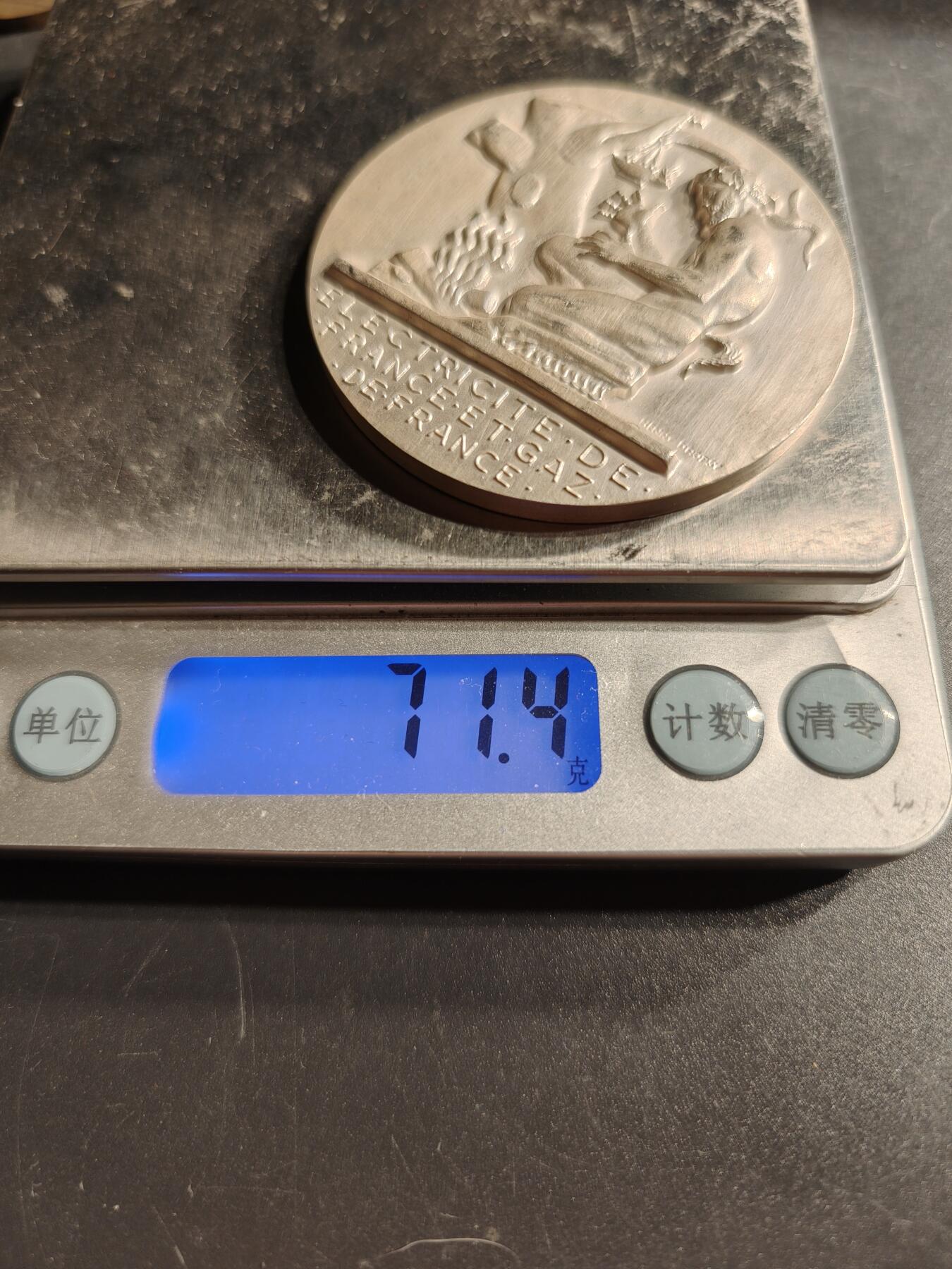 老王徽章第166期 法国电气公司镀银大铜章    大师Dropsy作品     直径54mm.    重量71.4g