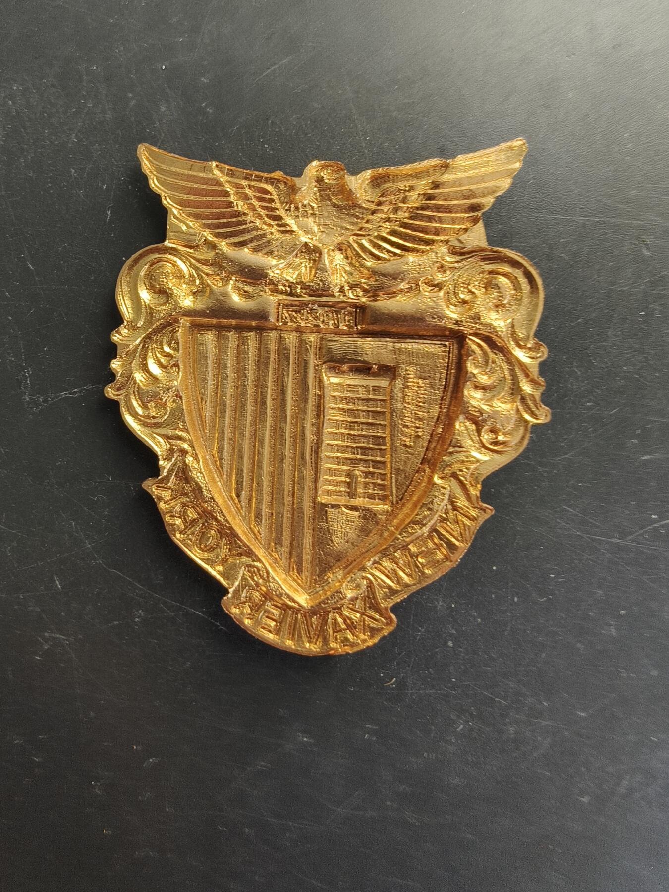 老王徽章第166期 美国哈维尔军事学校大檐帽帽徽    背杆损坏