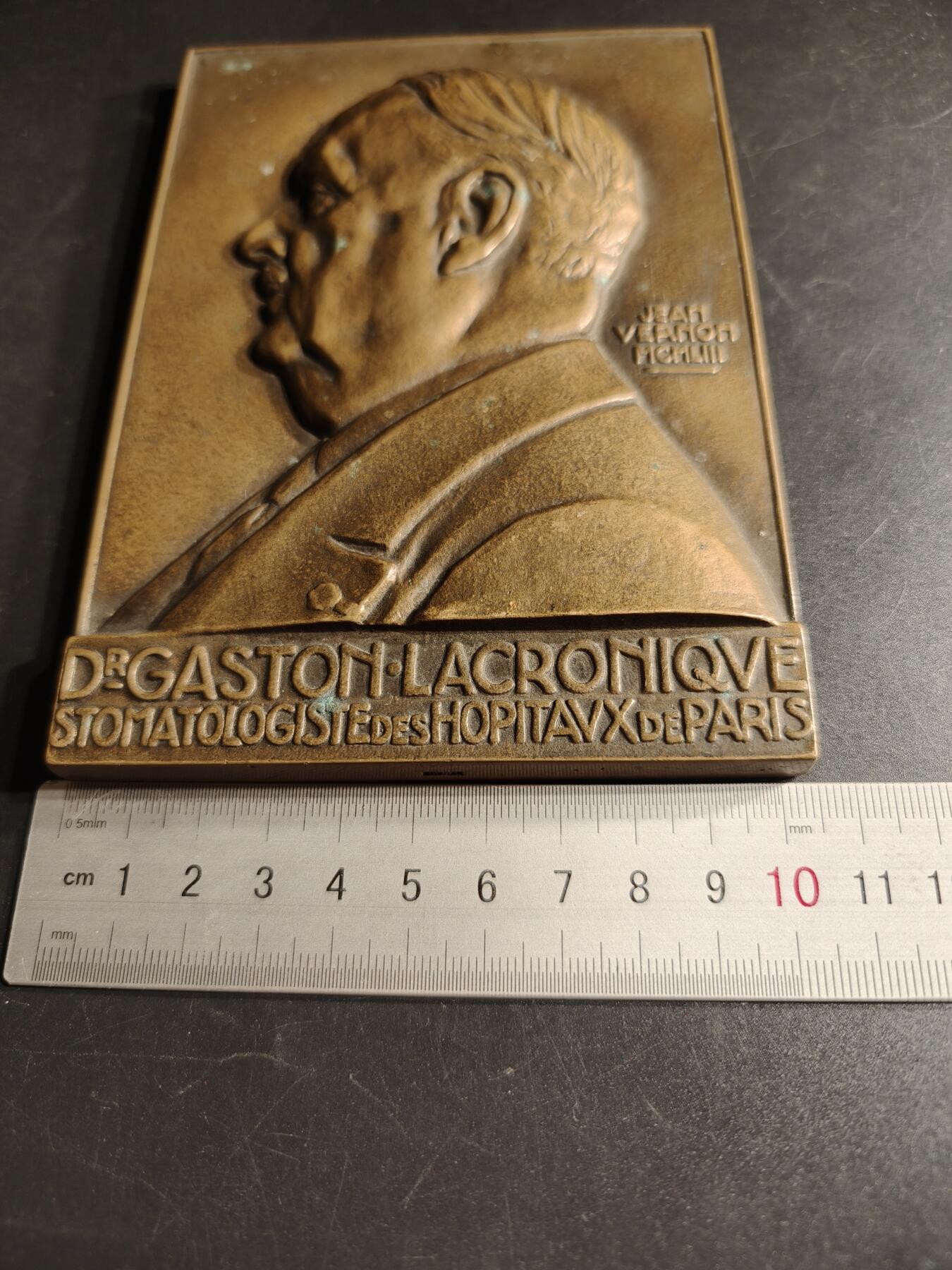 老王徽章第166期 法国口腔医学家加斯顿·拉克罗尼克方形大铜章    少见超大尺寸15×10cm.   重量1020g.    大师维农作品