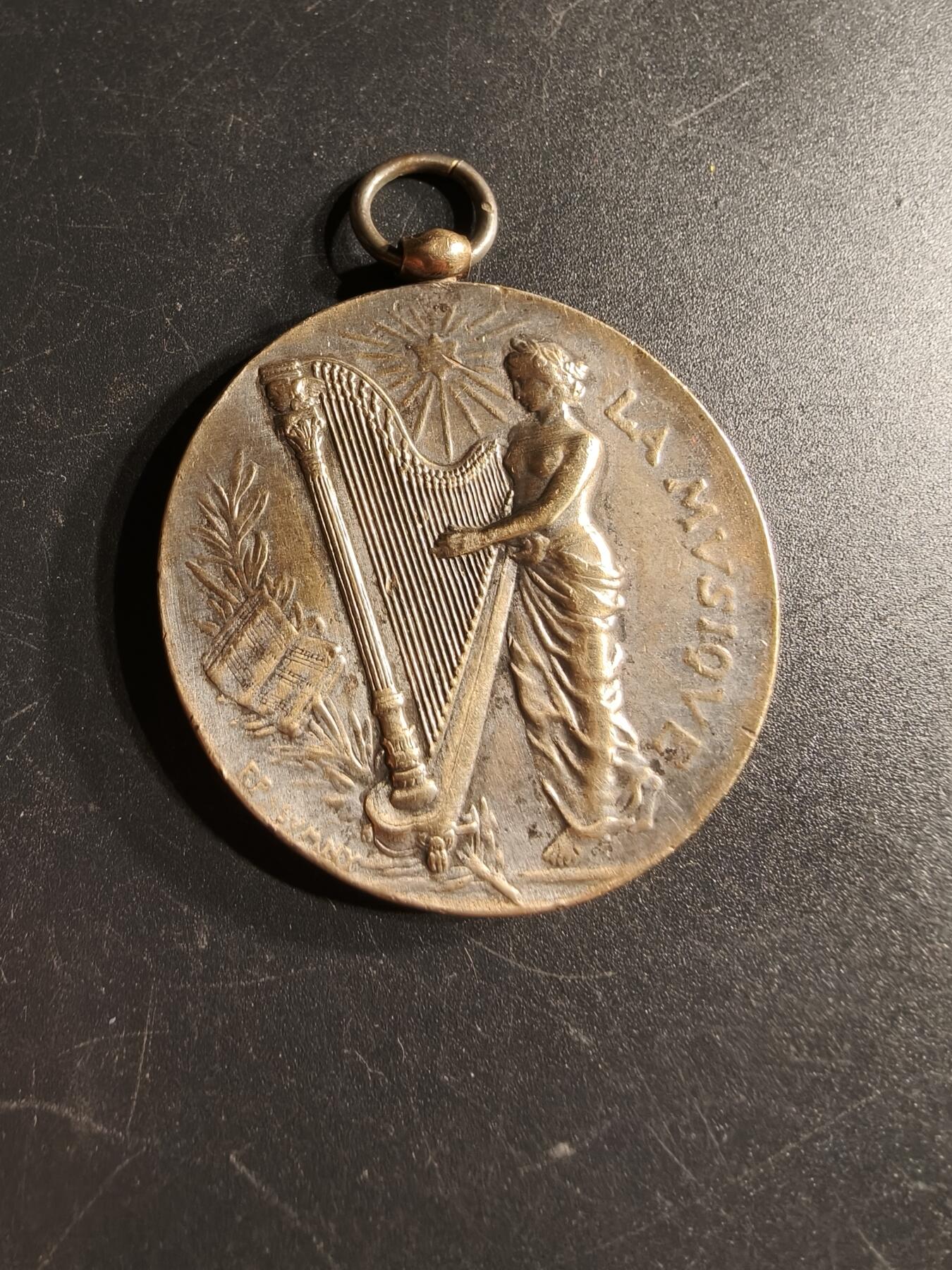 老王徽章第166期 法国南锡音乐协会镀银铜奖章     直径41mm.    重量30g