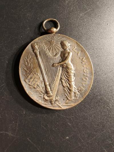 老王徽章第166期 - 法国南锡音乐协会镀银铜奖章     直径41mm.    重量30g