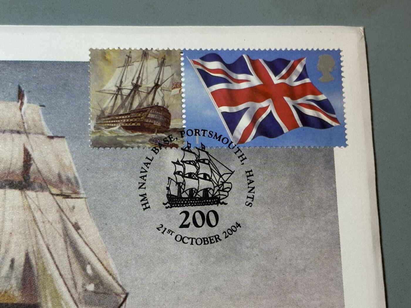 盛世勋华——号角文化勋章邮票专场拍卖第291期 英国马恩岛2005年特拉法尔加海战200周年纪念币首日收藏封，含邮票、插画、克朗型纪念币封装，限量发行，编号0601，纪念1805年英国海军在特拉法尔加海战中击败法西联合舰队的战役，主角是英国海军名将纳尔逊的旗舰“胜利号（HMS Victory）”，2005年是该战役200周年纪念节点。