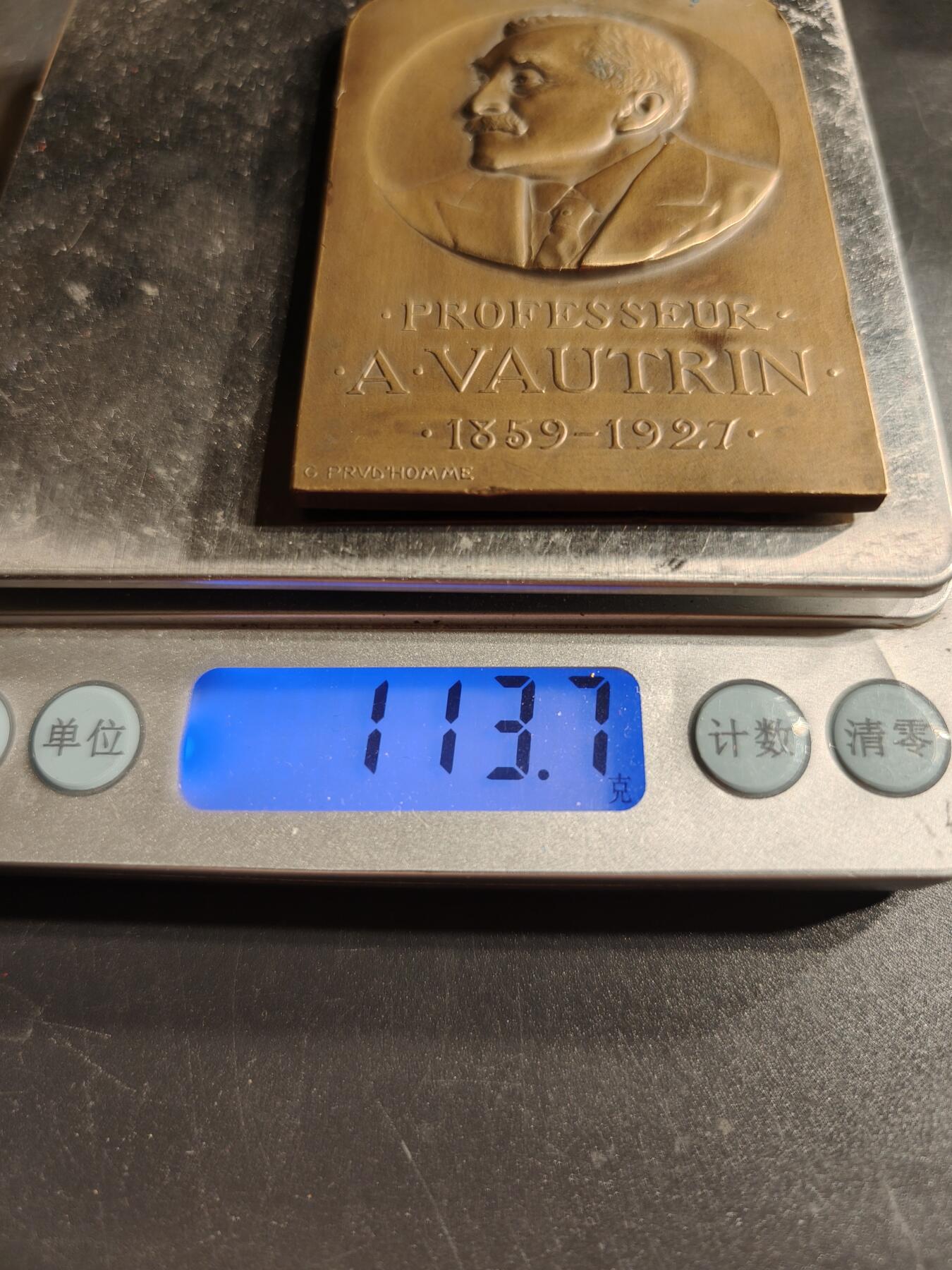 老王徽章第166期 法国南锡临床医疗协会A·沃特林教授方向大铜章    大师普鲁多姆作品    尺寸75×52mm.    重量113.7g