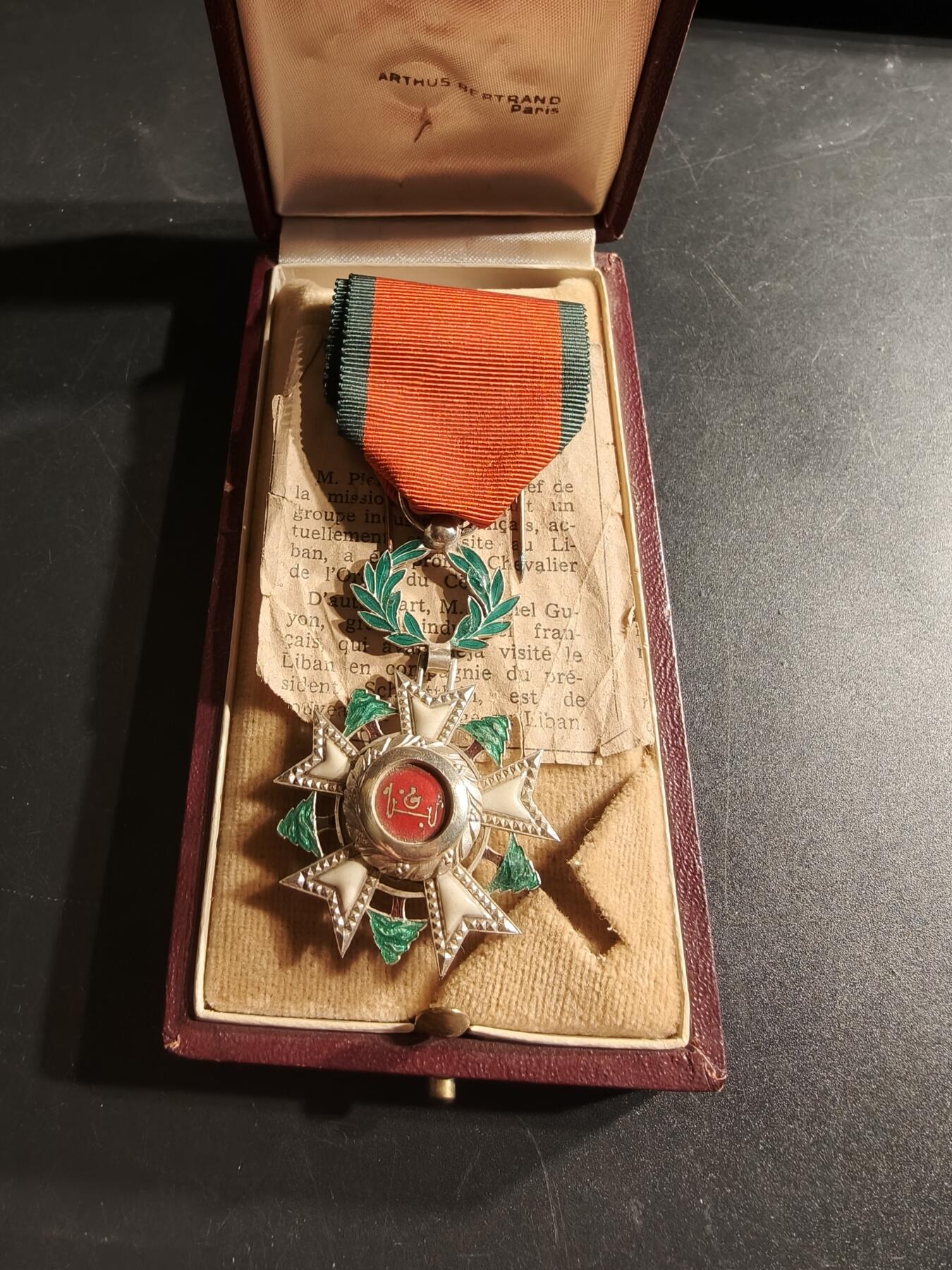 老王徽章第166期 黎巴嫩骑士级雪松勋章     原盒带证书（左下角有点小折损）和一点获得者的剪报    颁发于1965年     获得者为法国人皮埃尔•德莱唐先生      最后一张为简要履历翻译 