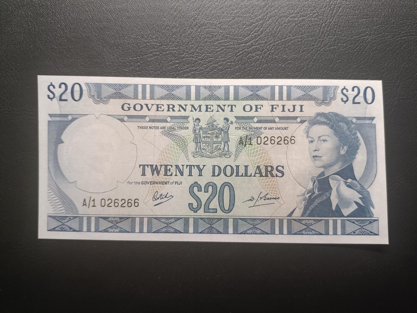 2025十一月第七期，总205期 英属斐济1969版20元AUNC首冠A/1无47，稀有早期“斐济政府”抬头版本高面值，戎装女王