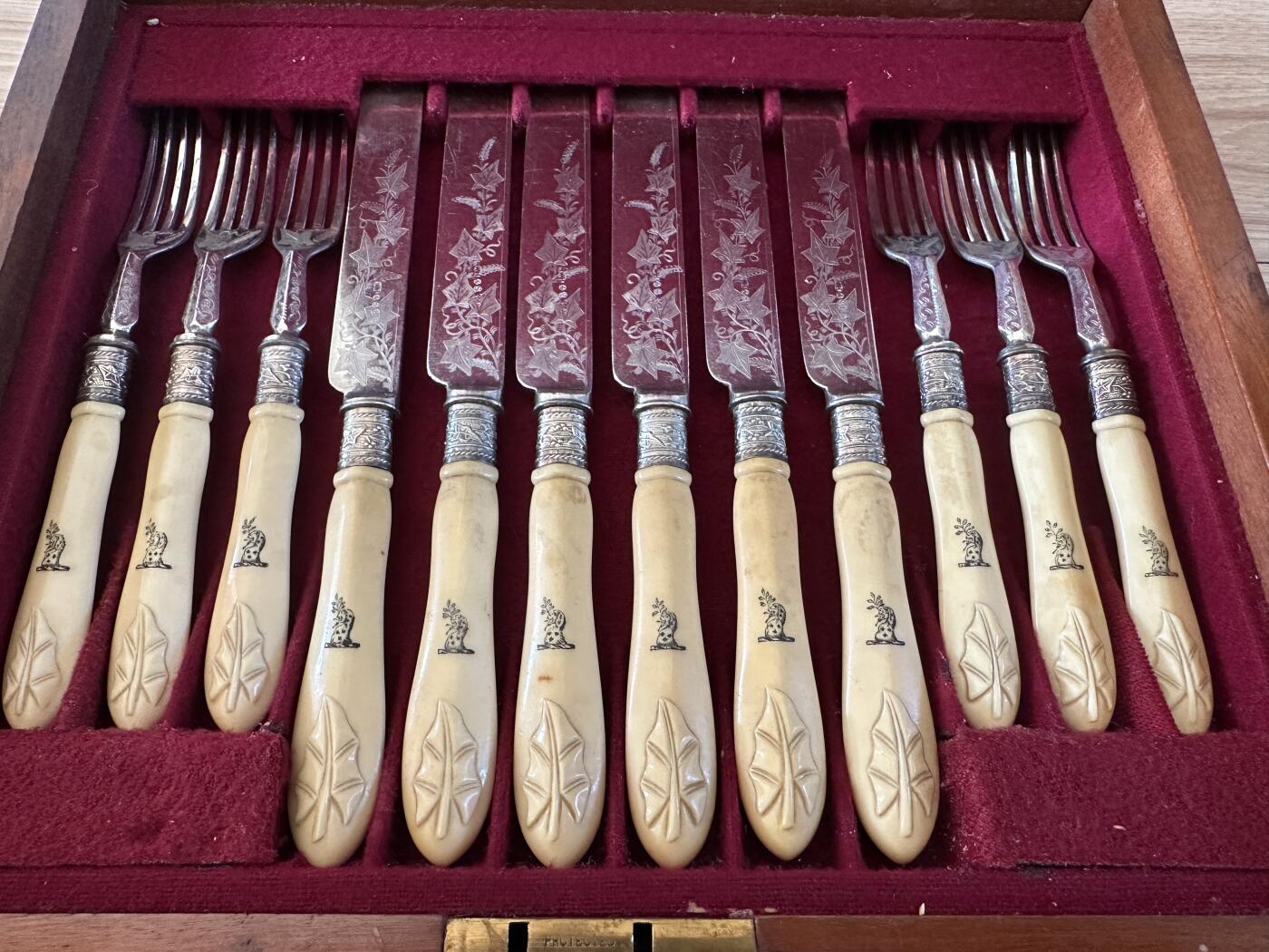 【俄甄集藏】2025年(045)12-03 星期三 晚 19:30 全场包邮 英国伦敦1870-1893年威廉·胡顿&父子制银公司出品古董刻花白色珍贵材料柄镀银餐刀、餐叉24支一套，原木盒，刀长：215mm，叉长：180mm，总重量：851克，设计精美，保存完好