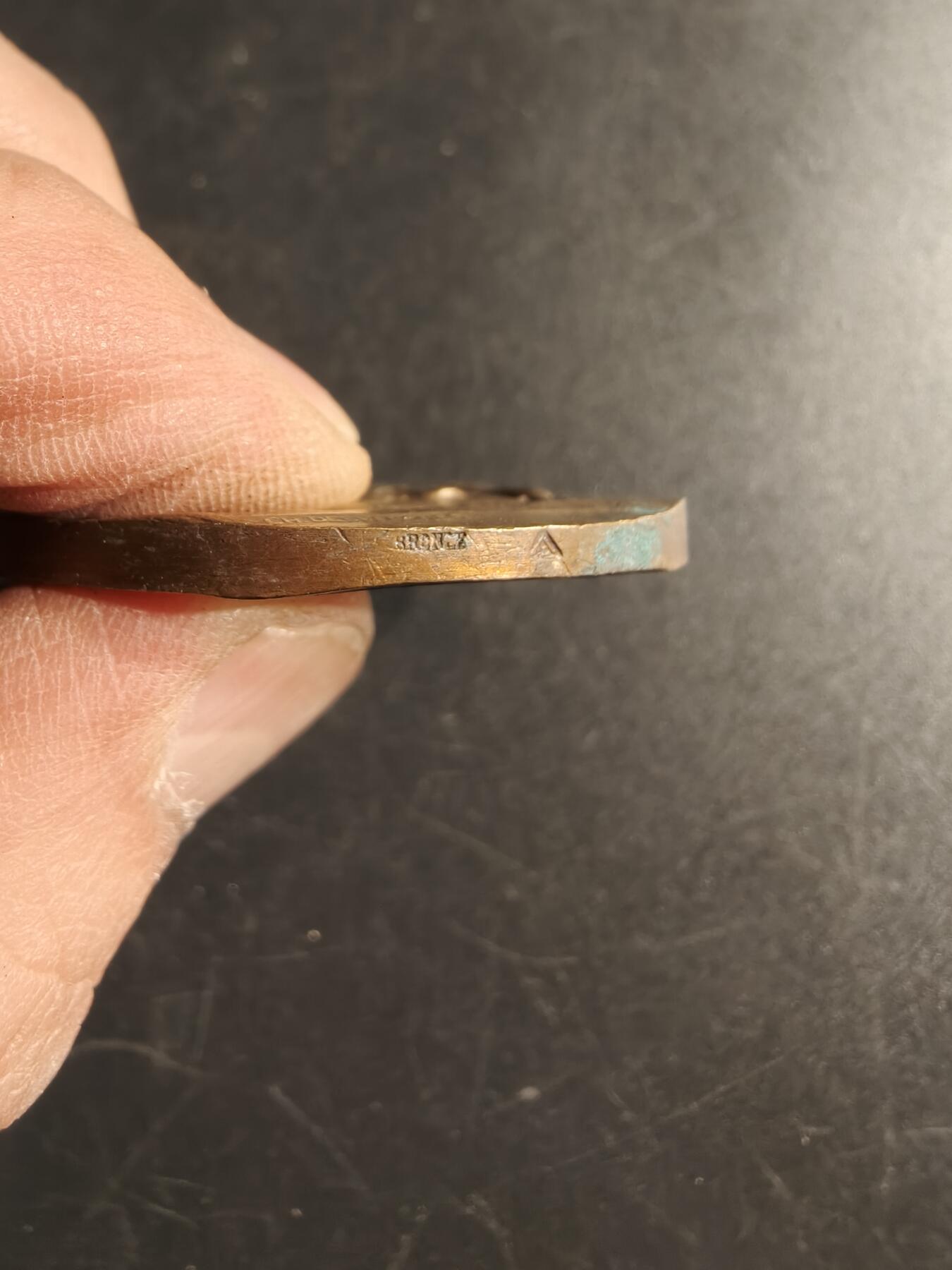 老王徽章第166期 法国体育协会铜奖章     直径44mm.   重量43g