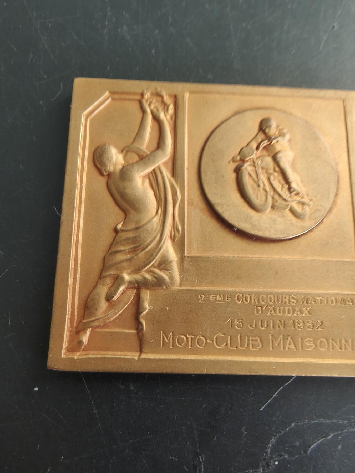 老王徽章第166期 法国1952年第二届全国场地越野赛方形镀金大铜章    尺寸75×52mm.    重量124g