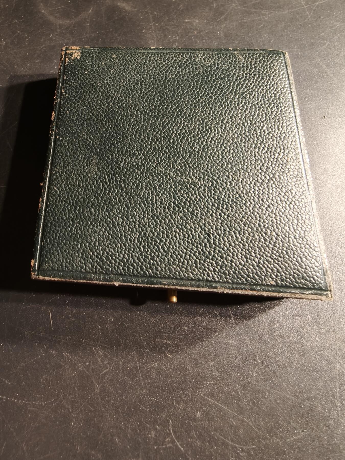 老王徽章第166期 法国鲁贝市工商协会方形大银章    950银   原盒    方形尺寸50×50mm.     重量105.6g