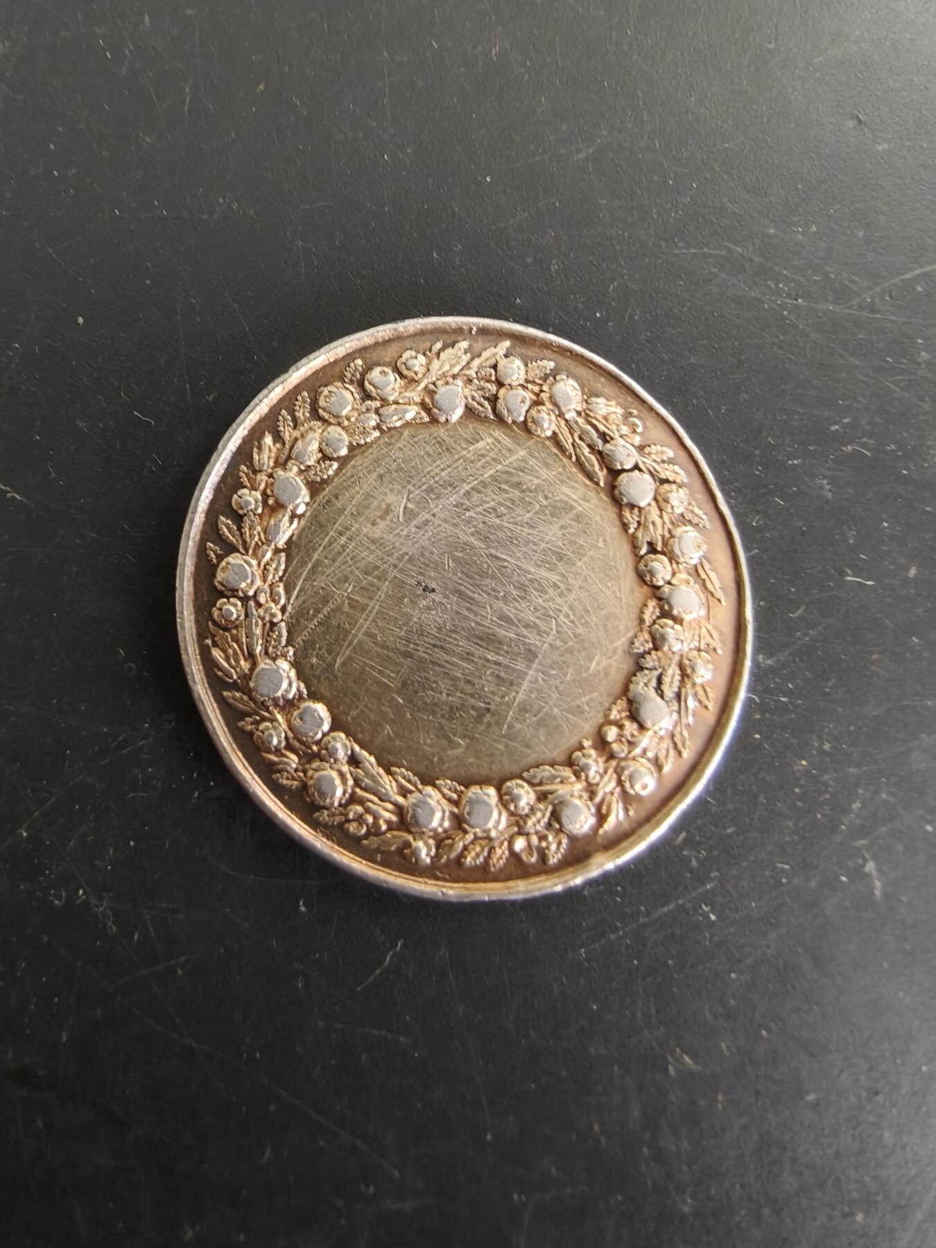 老王徽章第166期 法国银婚章    950银镀金    原盒    直径30mm.   重量11.9g