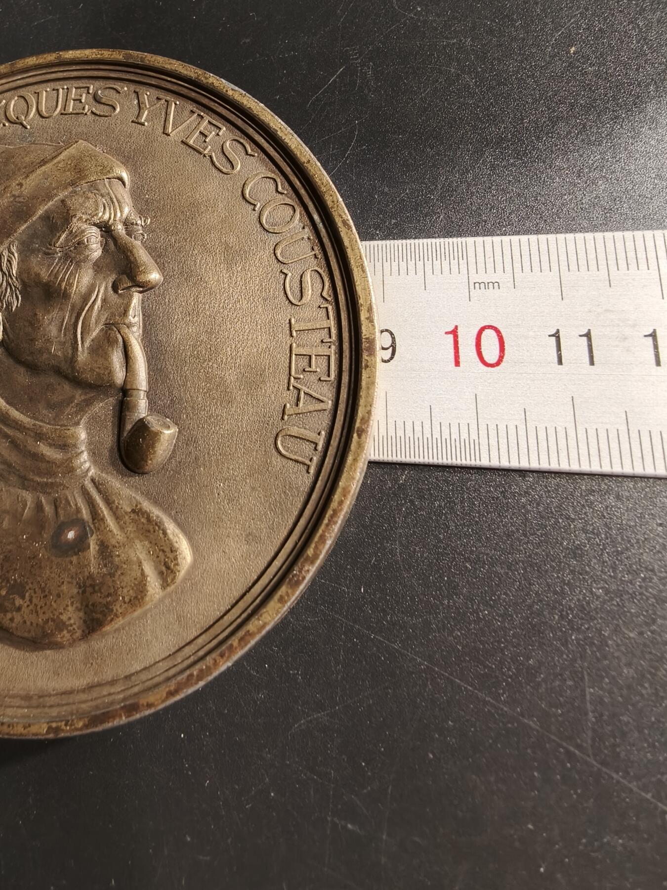 老王徽章第166期 法国罗伯特拉丰出版社纪念章     直径89mm.    重量210g