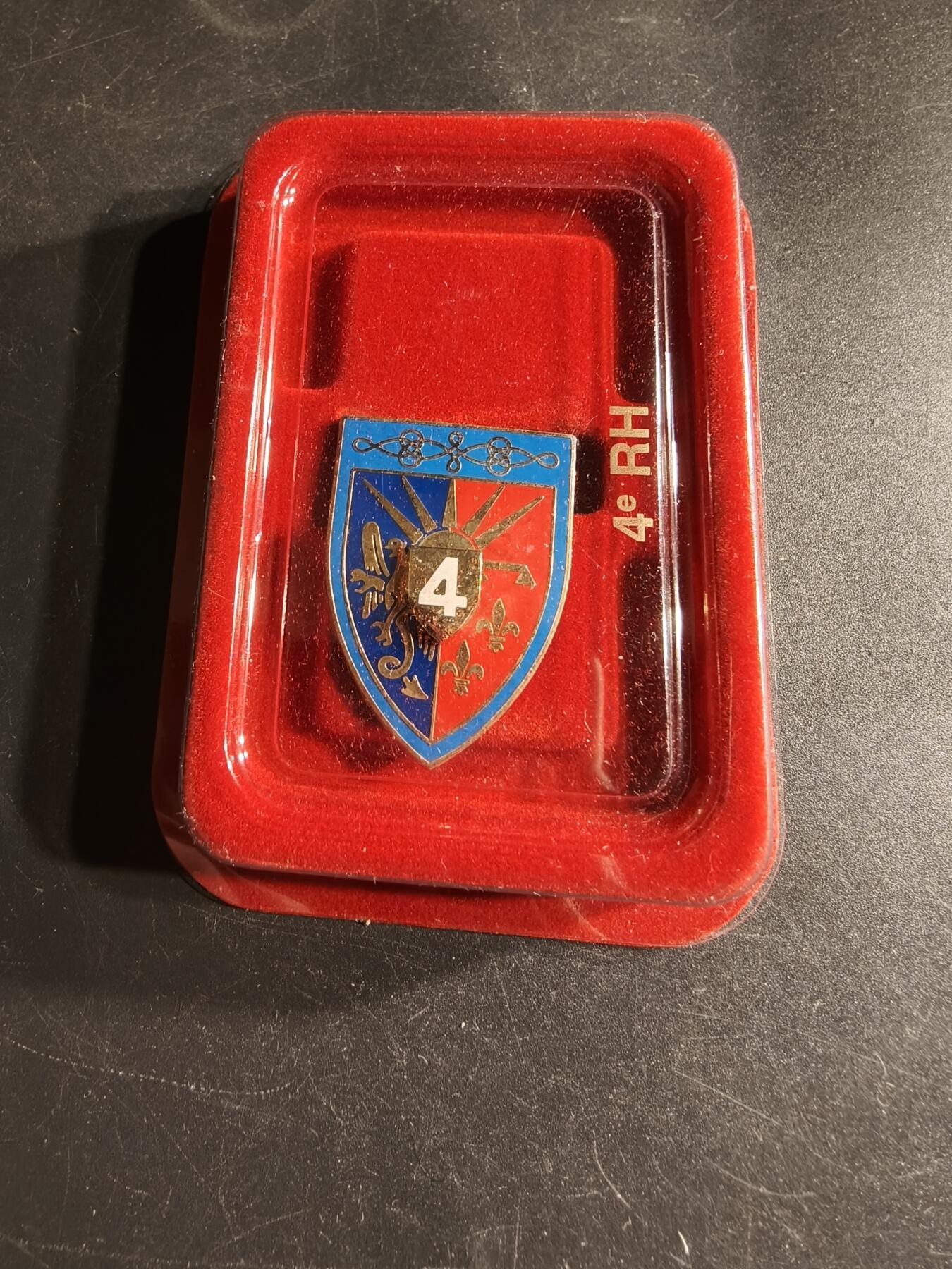 老王徽章第166期 法国第4骠骑兵团证章    亚瑟贝特朗造     原盒