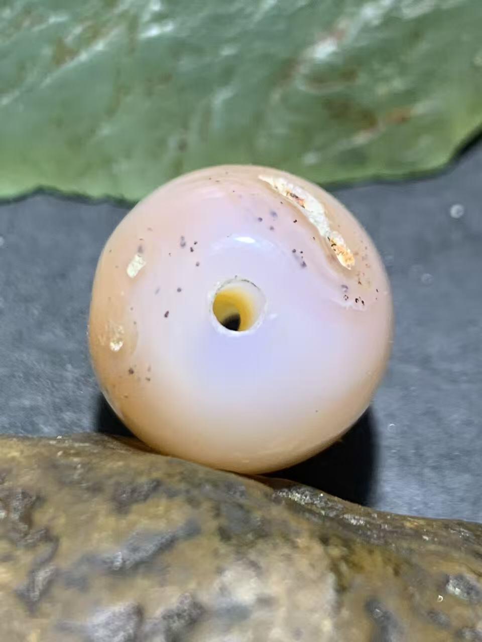 冰粉色海洋玉髓通货桶珠一颗，