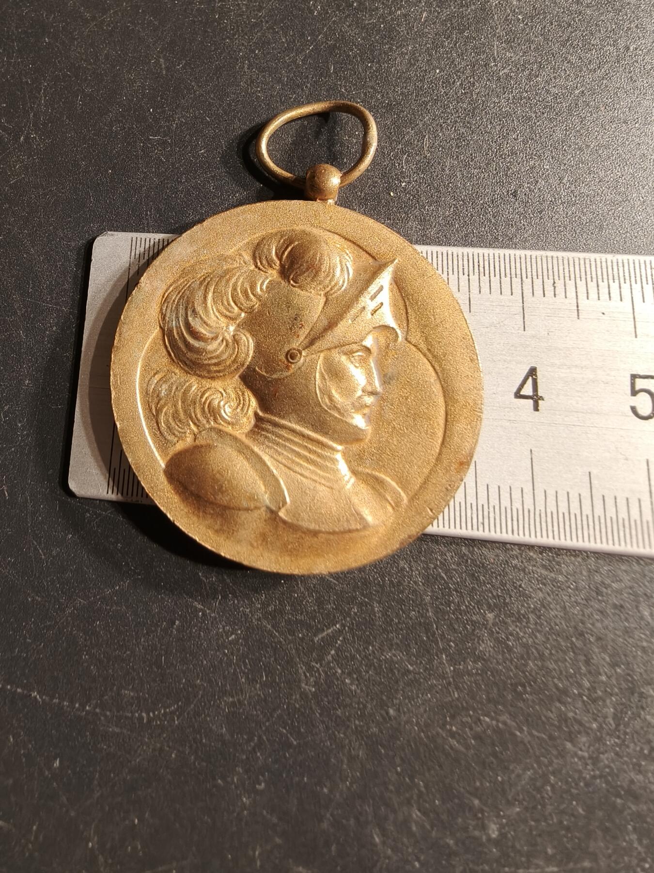 老王徽章第166期 法国孚日射击联盟镀金铜奖章     戎装战士形象       直径36mm.    重量20g