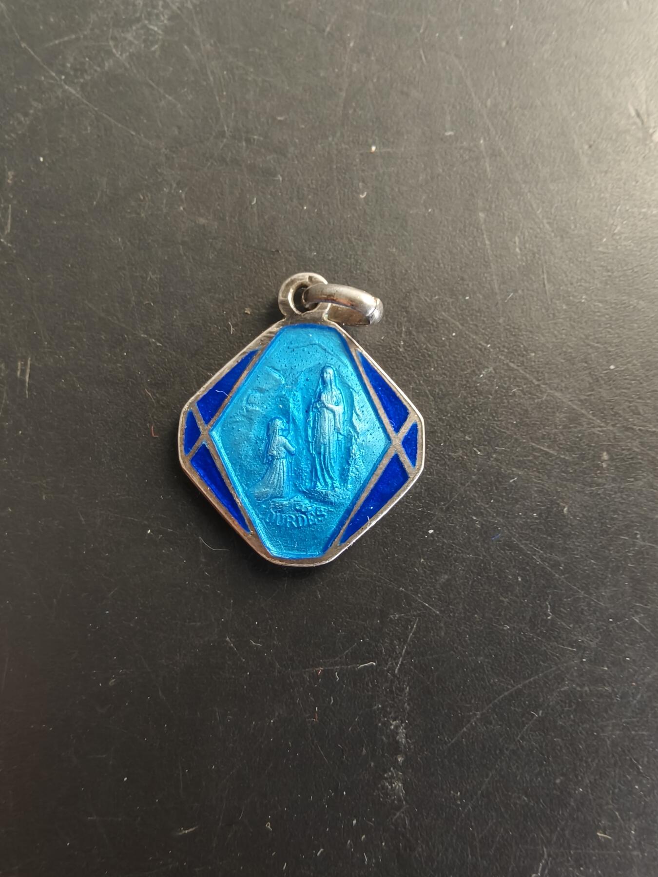 老王徽章第166期 法国天主教会纪念章    带珐琅     