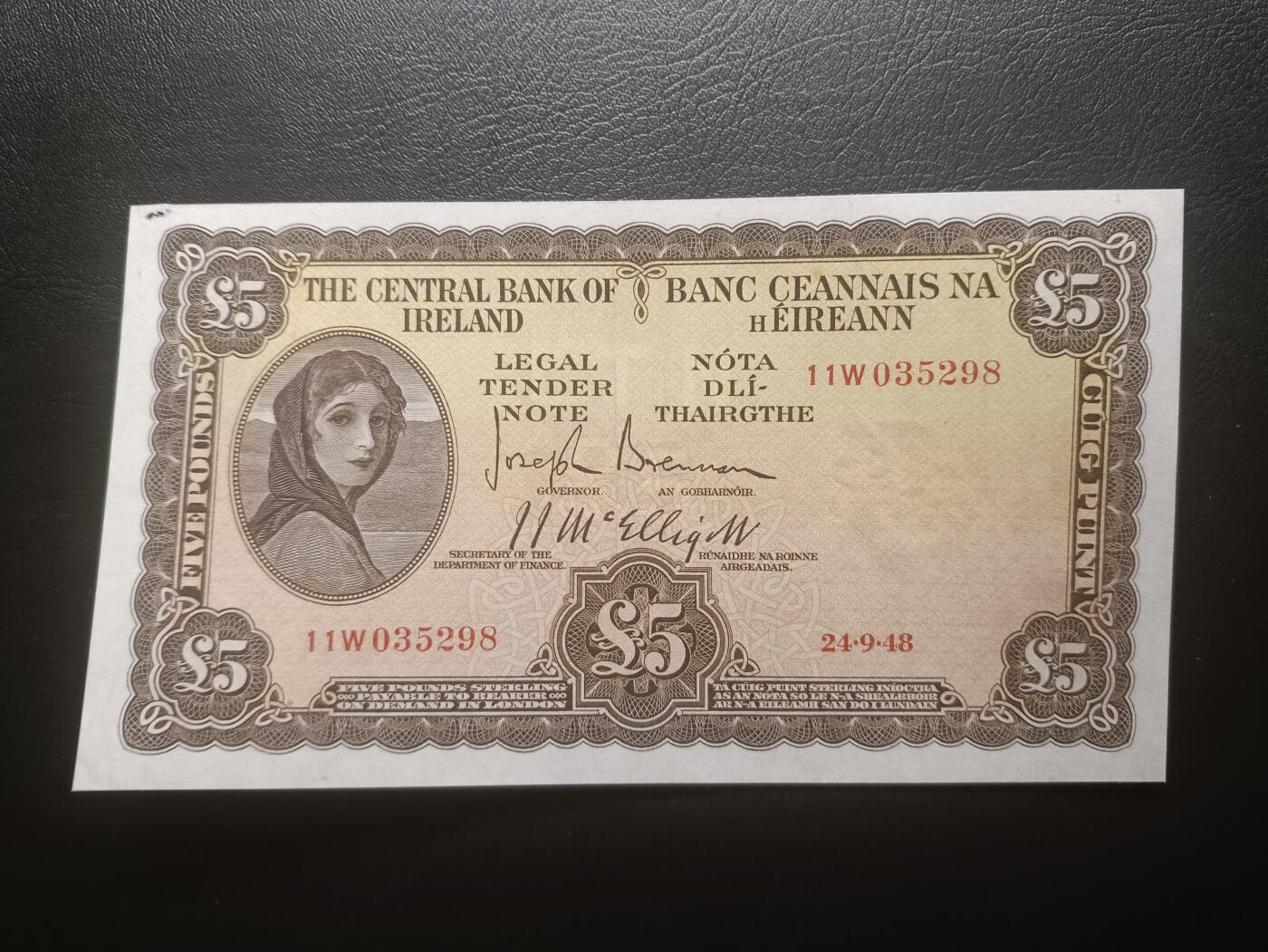 2025十一月第七期，总205期 爱尔兰1948年5镑AUNC角有洞无47，早期下方有英爱两国货币互换协议的版本，爱尔兰人格化象征“拉维利夫人”
