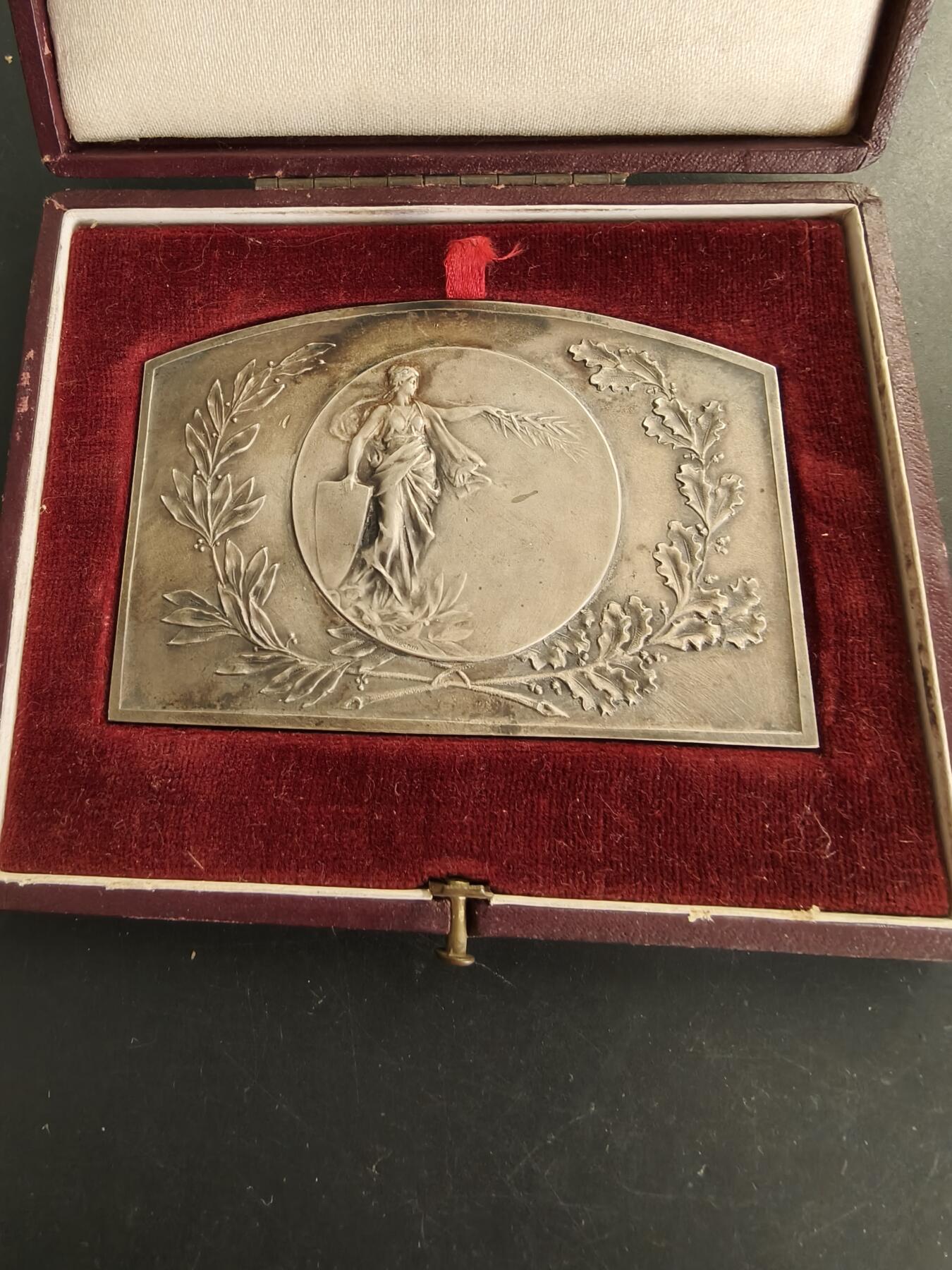 老王徽章第166期 法国新艺术玛丽安娜方形镀银大铜章     原盒     尺寸80×58mm.    重量106.2g