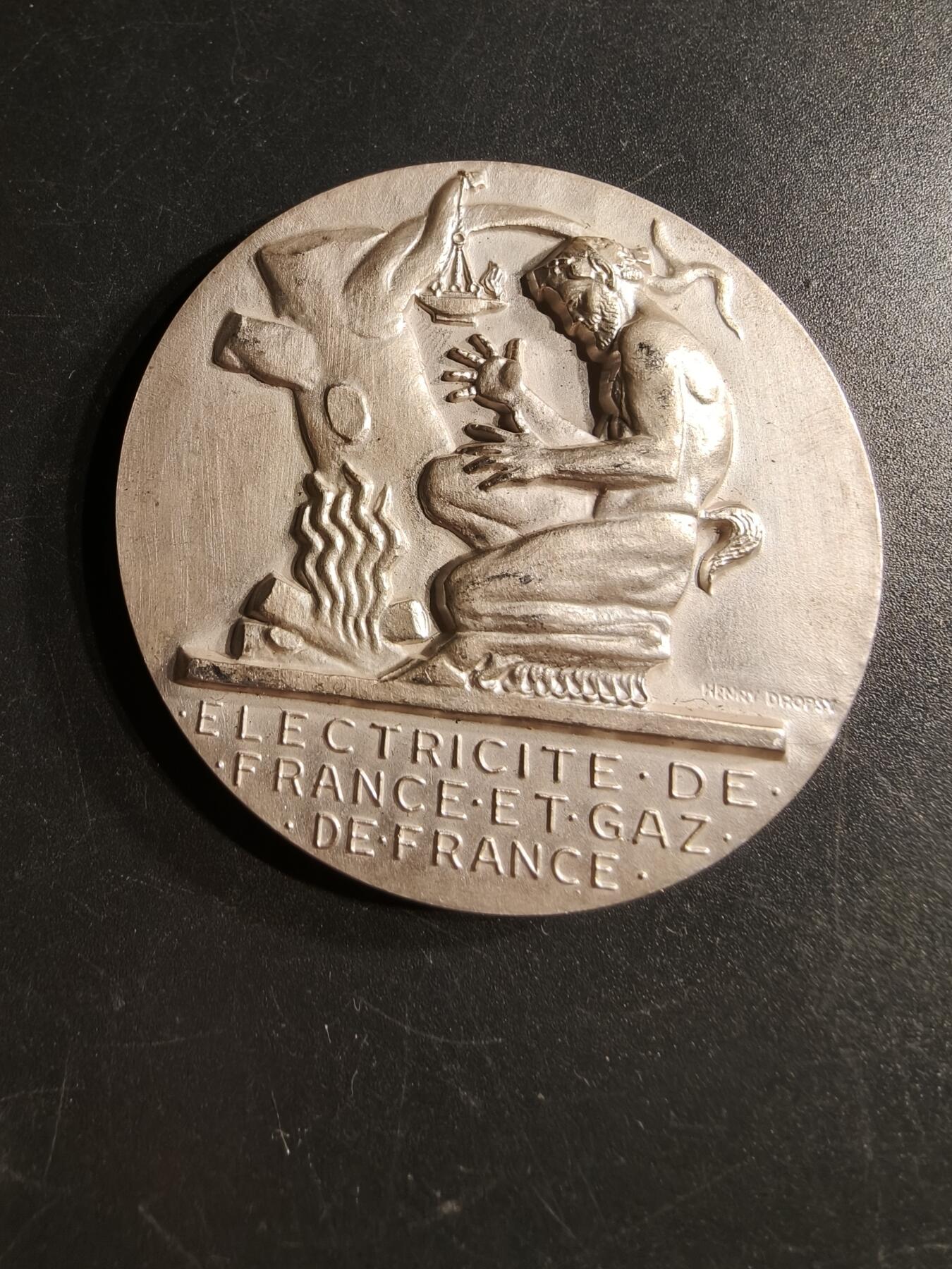 老王徽章第166期 法国电气公司镀银大铜章    大师Dropsy作品     直径54mm.    重量71.4g