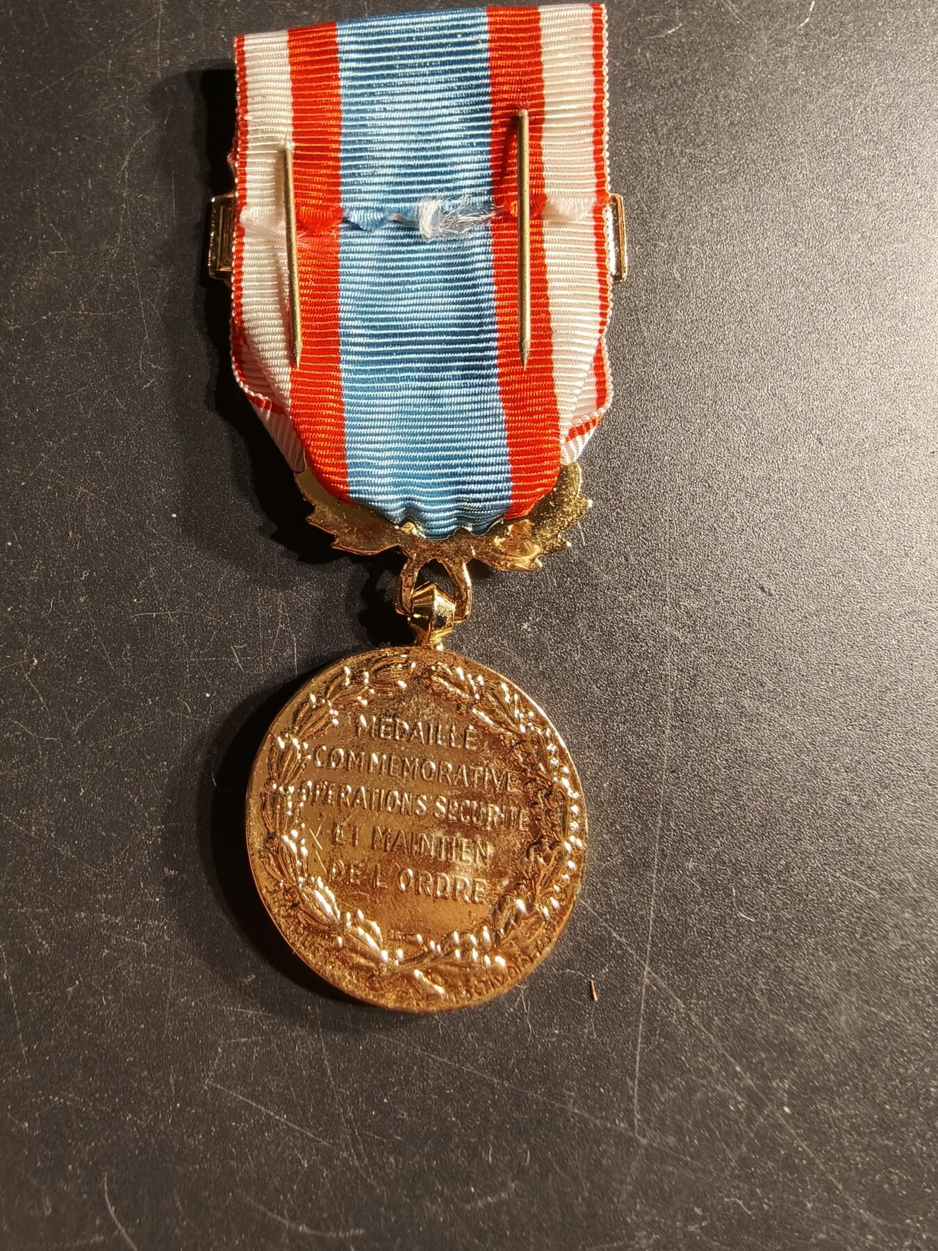 老王徽章第166期 法国北非安全行动奖章    阿尔及利亚勋条   镀金版