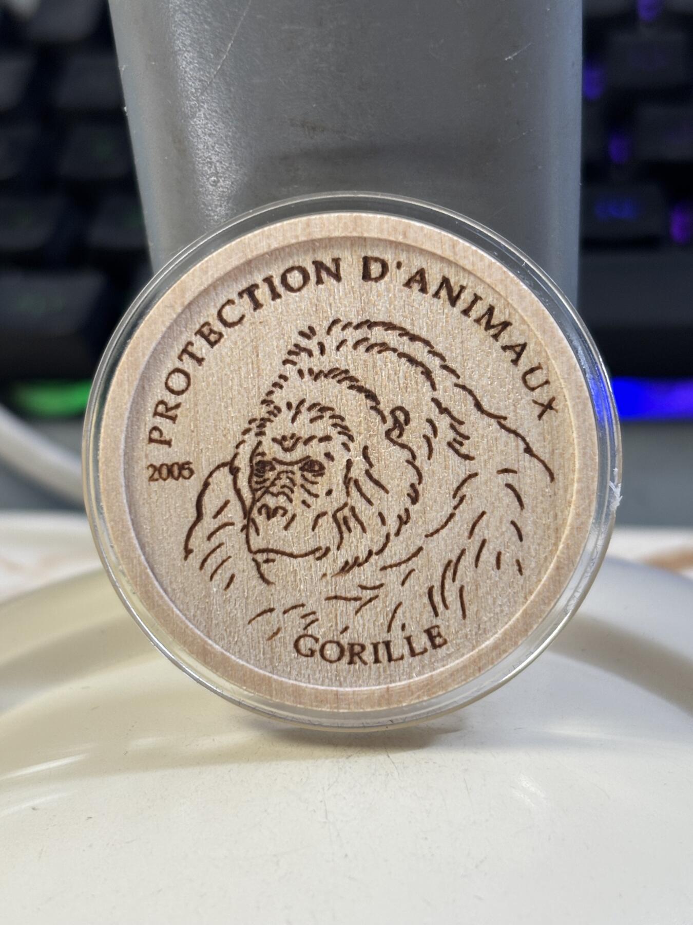 第183期拍卖 稀奇世界首枚木头材质刚果2005年大猩猩纪念币，发行2000枚