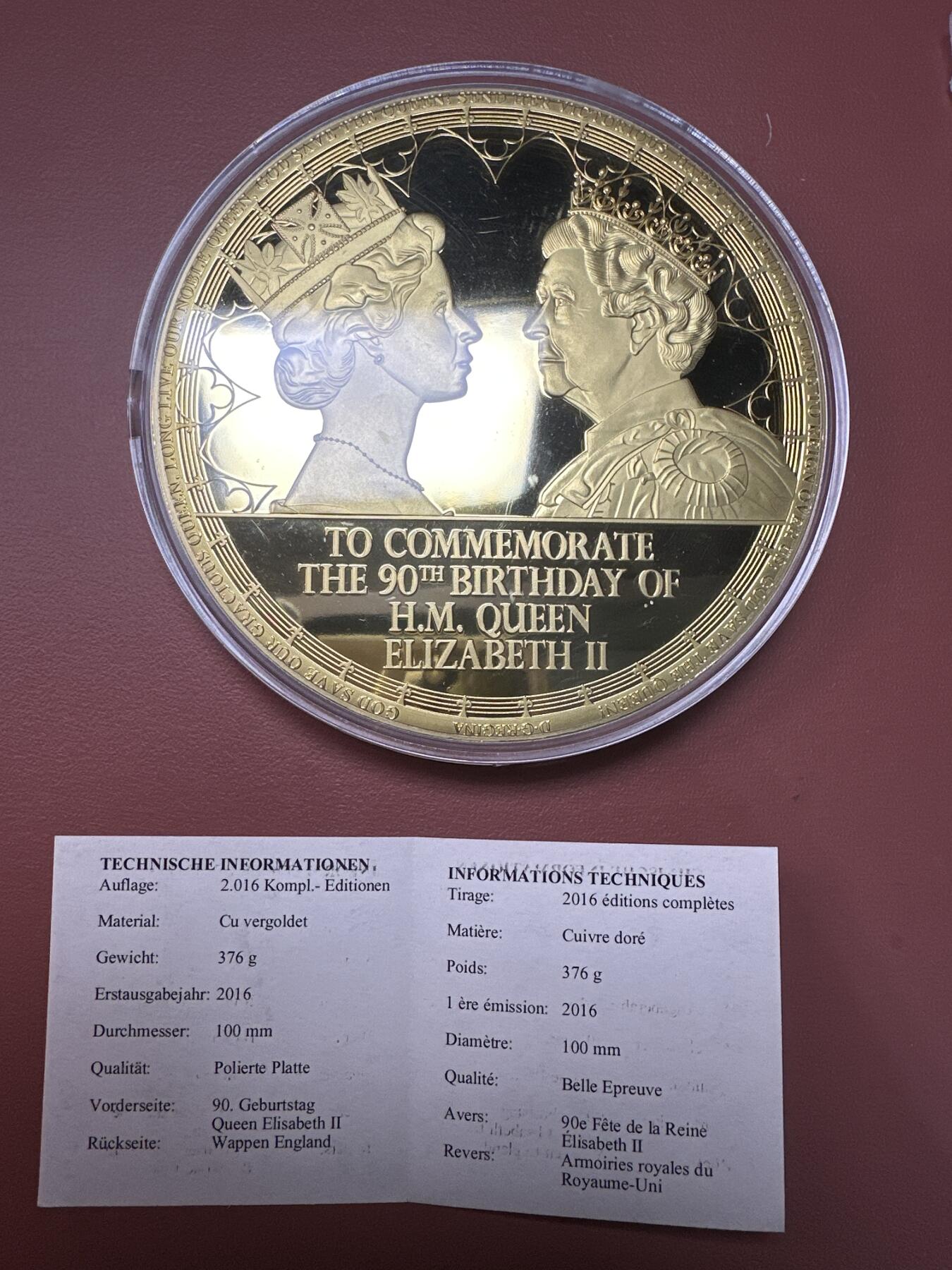 12.4铜章专场 2016年英国伊丽莎白女王二世90岁生日纪念章 高浮雕铜镀金精致纪念章 100mm