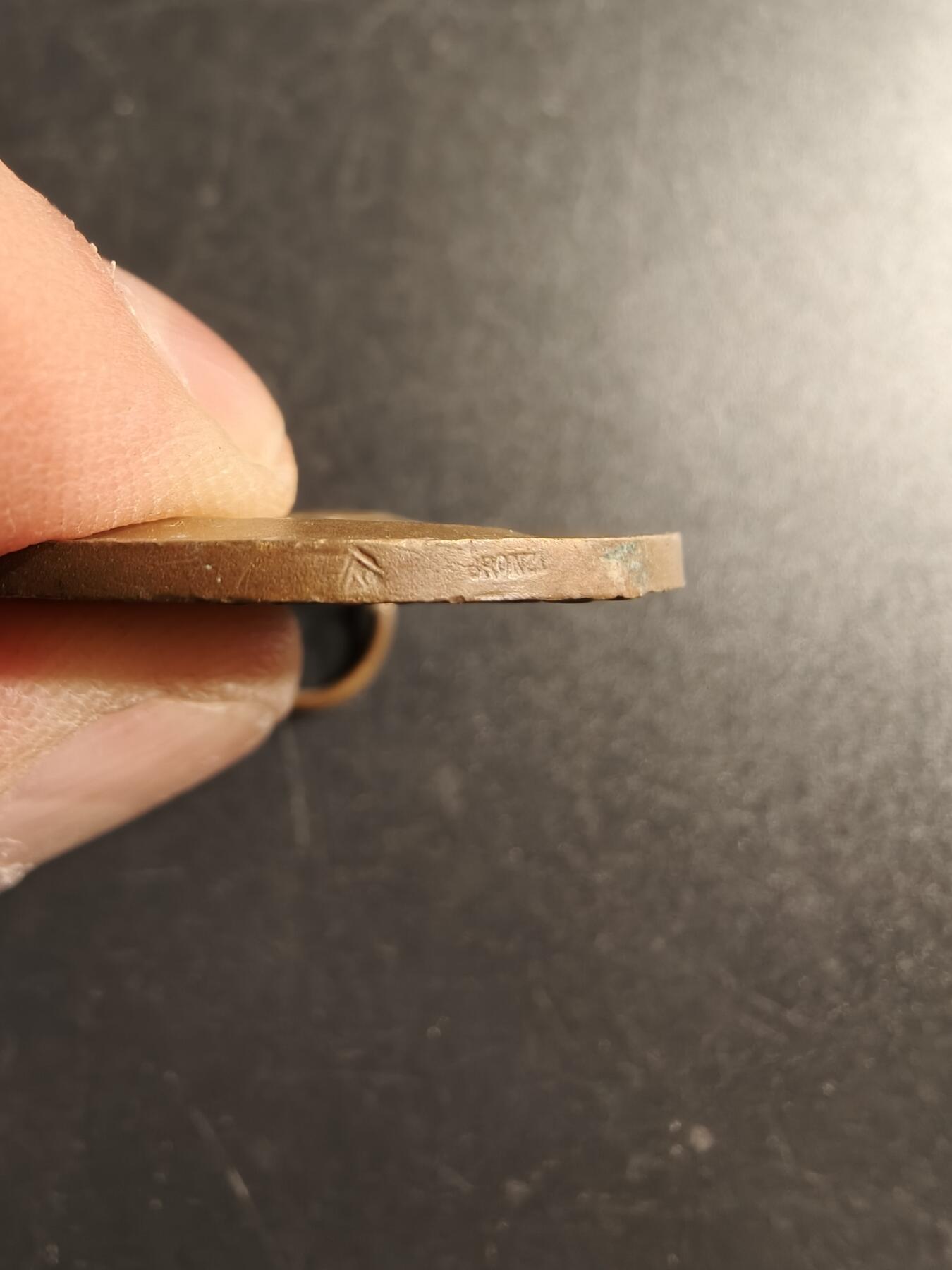 老王徽章第166期 法国洛林射击联盟铜奖章     戎装战士形象    原盒     直径35mm.    重量20g