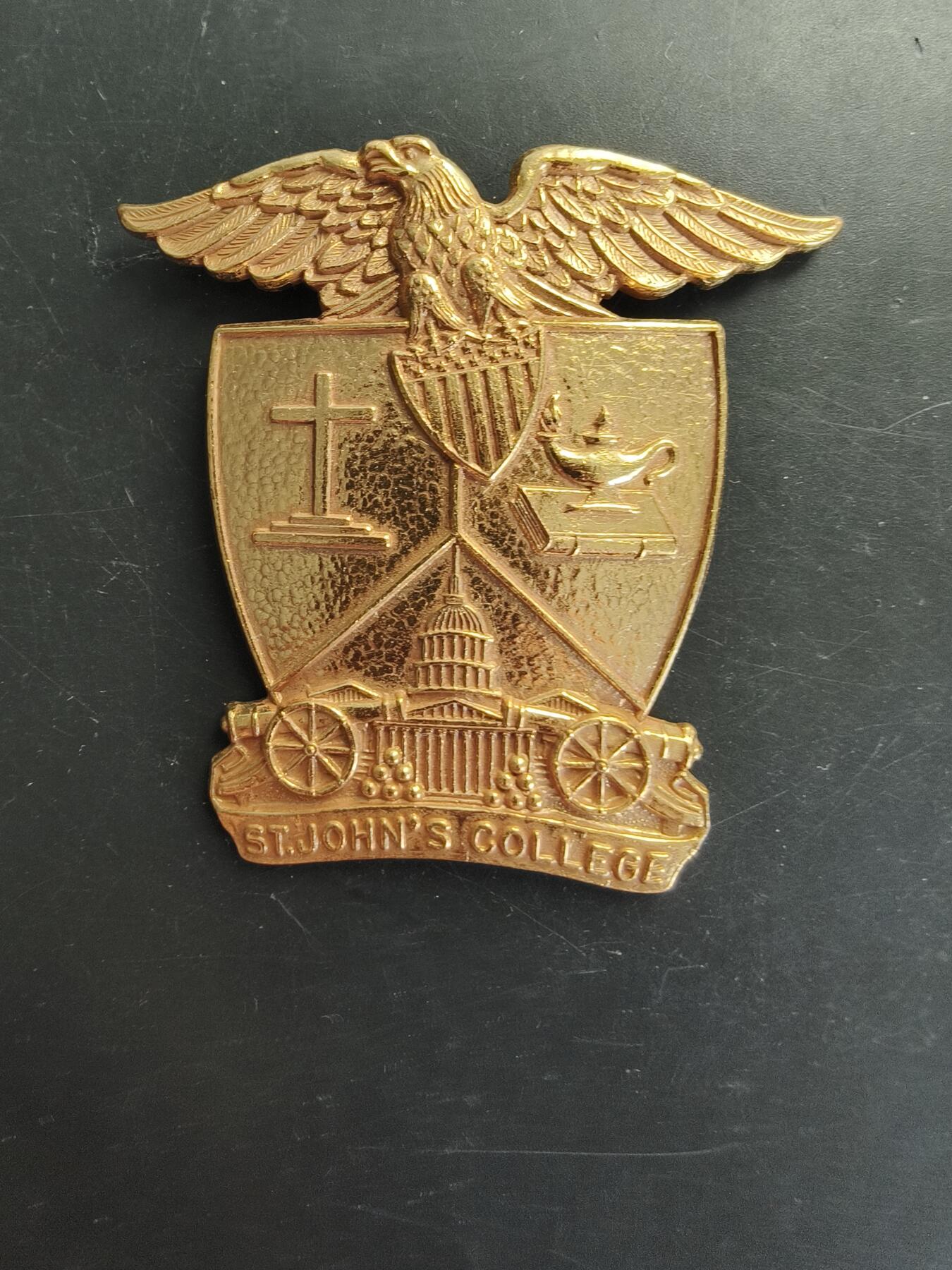 老王徽章第166期 美国圣约翰军事学院大檐帽帽徽    背杆损坏