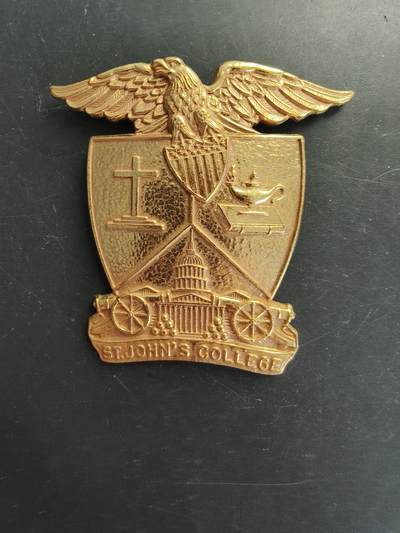 老王徽章第166期 - 美国圣约翰军事学院大檐帽帽徽    背杆损坏