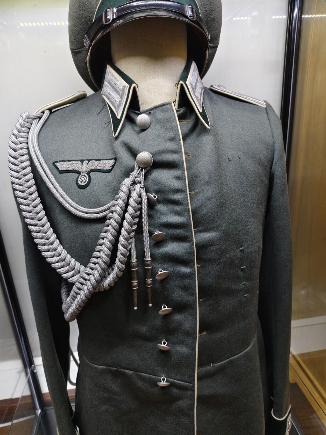 德三Heer 陆军步兵少尉m35礼服。 非常漂亮精致的中礼服，高质量细斜纹制成，可挂略章，步突，胸鹰保存完好无虫蛀，礼服索很好中尉肩章领章搭配，内部带有内腰带，左边内胳膊内衬有一定破损 大檐帽使用斜纹毛尼制成，59头围大尺码，里面的标保存很好，汗圈完好