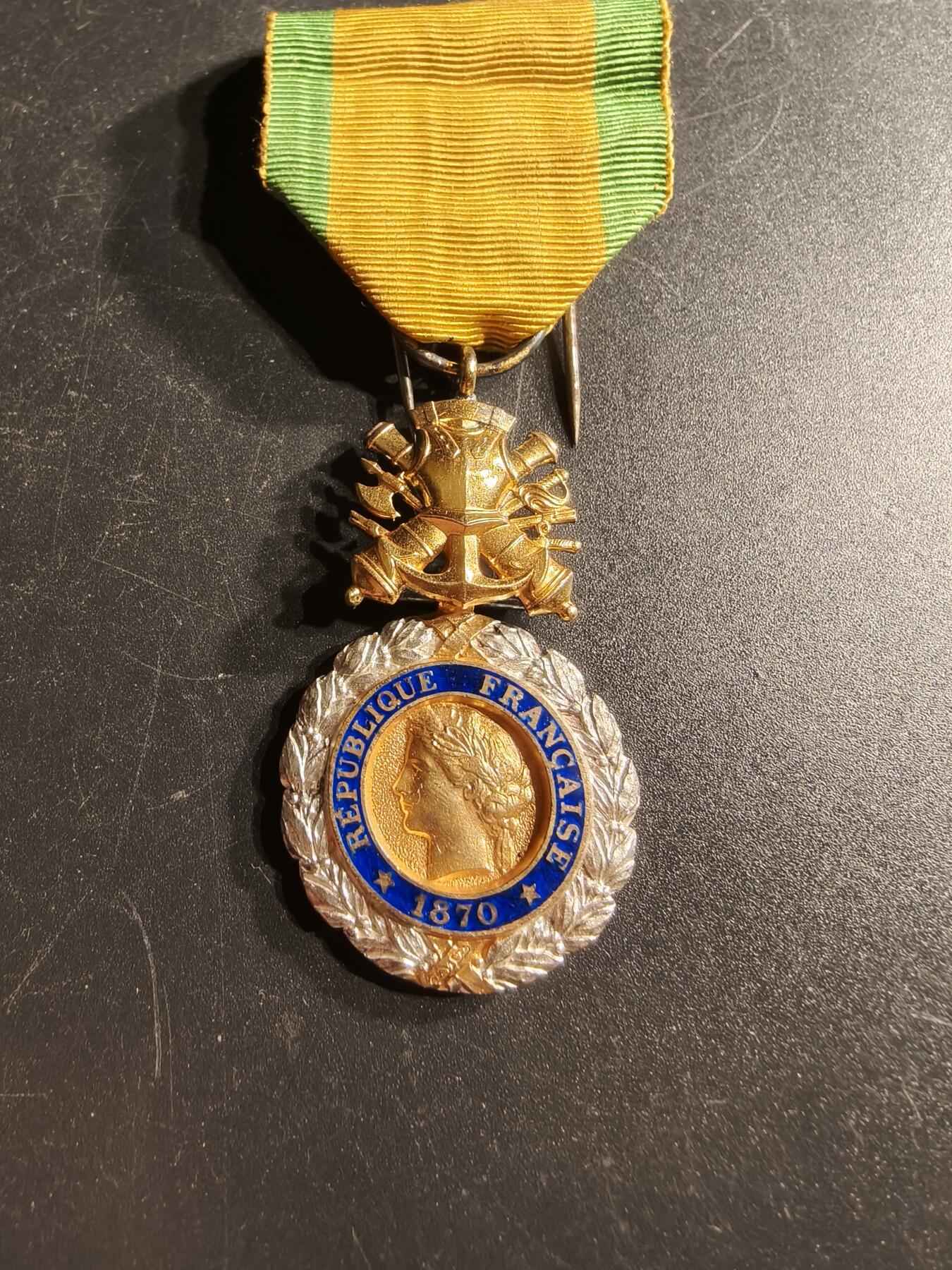 老王徽章第166期 法国军事奖章    原盒     三共时期    950银镀金珐琅