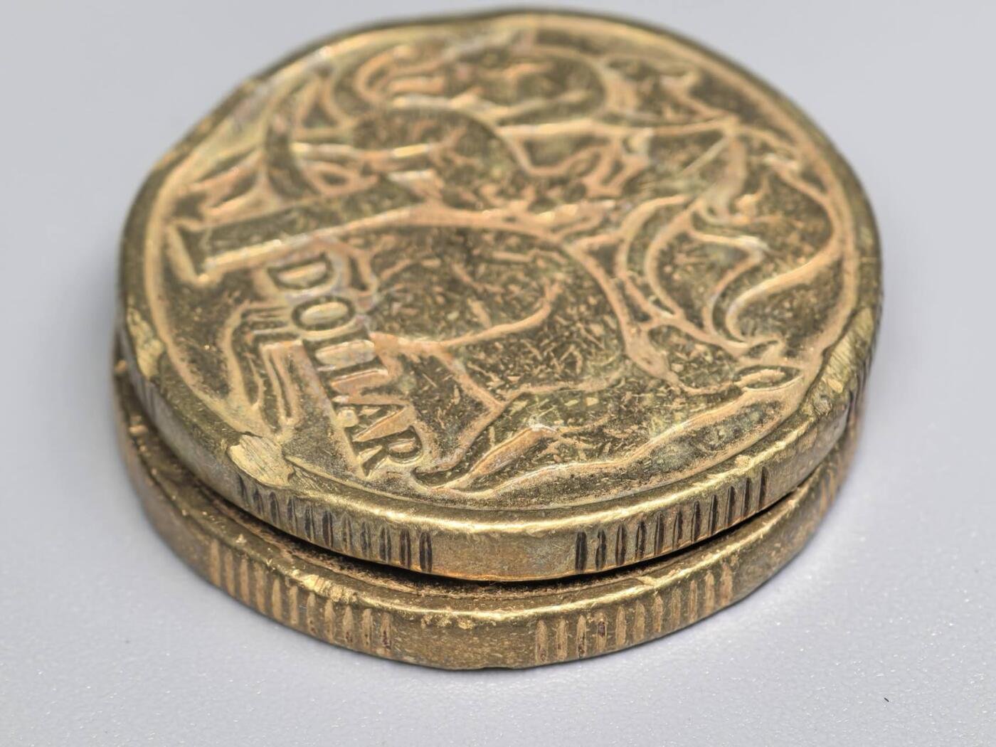 小驴勋章奖章收藏11月29日周六晚六点拍卖（珍爱和平，收藏战争，铭记历史，勿忘国耻，忠党爱国。有偿代拍，送拍规则在简介最后，参拍须阅读规则后再参拍，关系到运费包装发货时效真假辨别等关键信息，拍卖时不再发原图，看大图店主微信码在拍卖店铺介绍里） 澳大利亚1984、2002年1澳元硬币一对