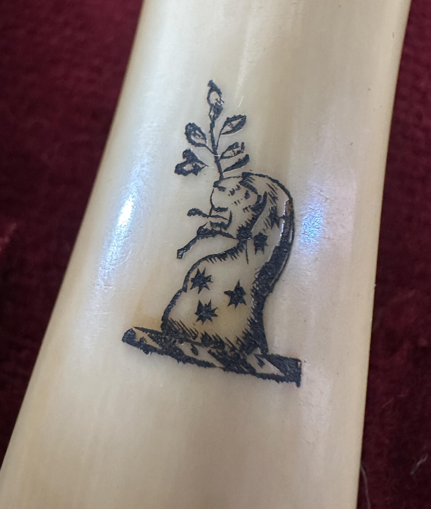 【俄甄集藏】2025年(045)12-03 星期三 晚 19:30 全场包邮 英国伦敦1870-1893年威廉·胡顿&父子制银公司出品古董刻花白色珍贵材料柄镀银餐刀、餐叉24支一套，原木盒，刀长：215mm，叉长：180mm，总重量：851克，设计精美，保存完好